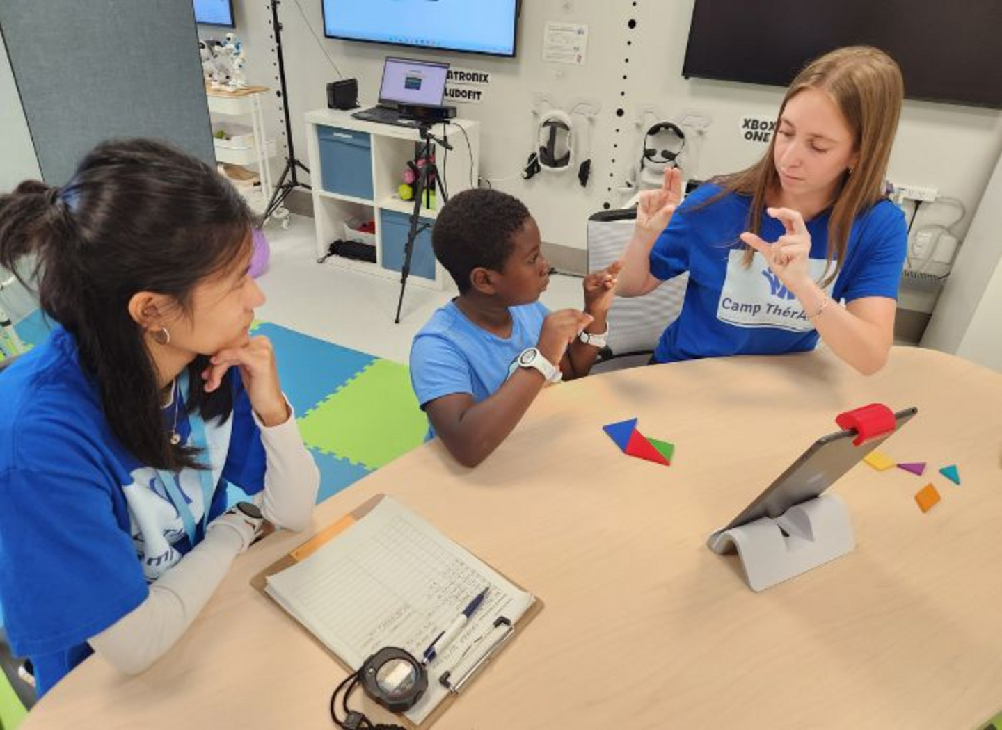 Les jeux sont utilisés pour cibler les mouvements ou habiletés spécifiques qui limitent la capacité des enfants à réaliser des activités bimanuelles, comme faire de la bicyclette, couper leur nourriture, attacher leurs lacets ou porter un cabaret à la cafétéria de l’école.  