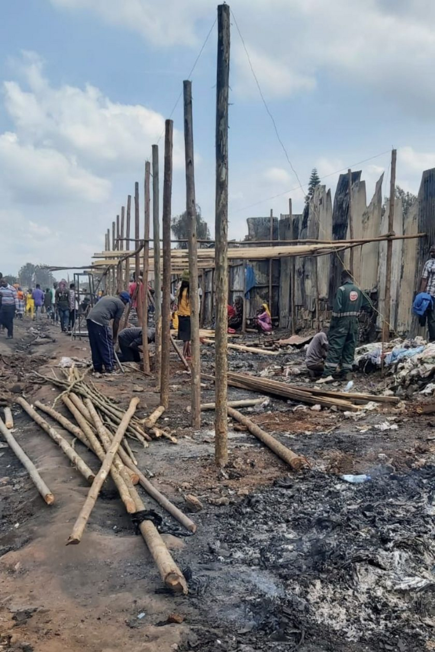 Peu après l'incendie, on s'affairait déjà à reconstruire certaines installations à Kibera.