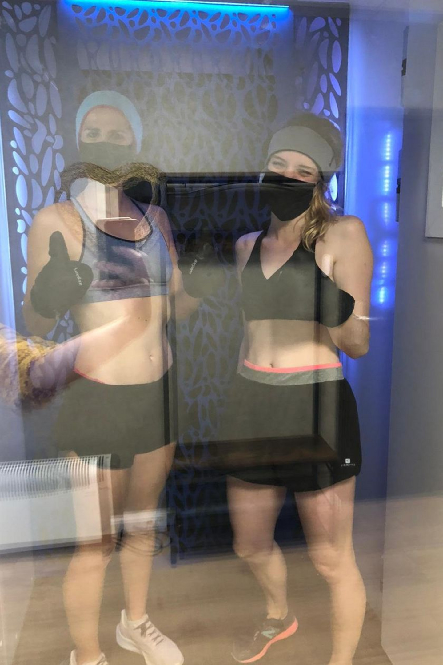 Each cryostimulation session consisted of spending five minutes in a chamber cooled to -90°C.