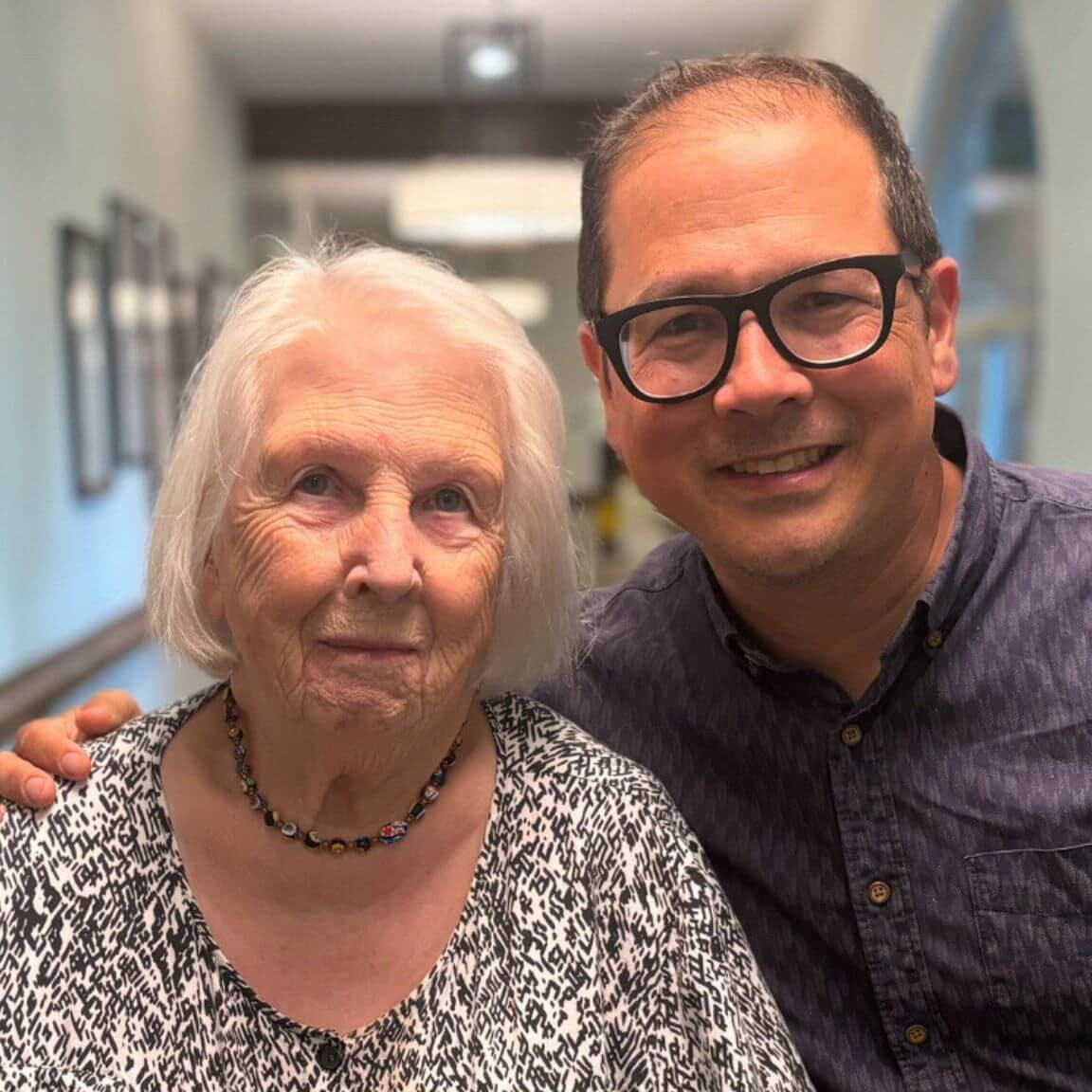 Le professeur Pierre Minn accompagné de sa mère, Patricia Lynch