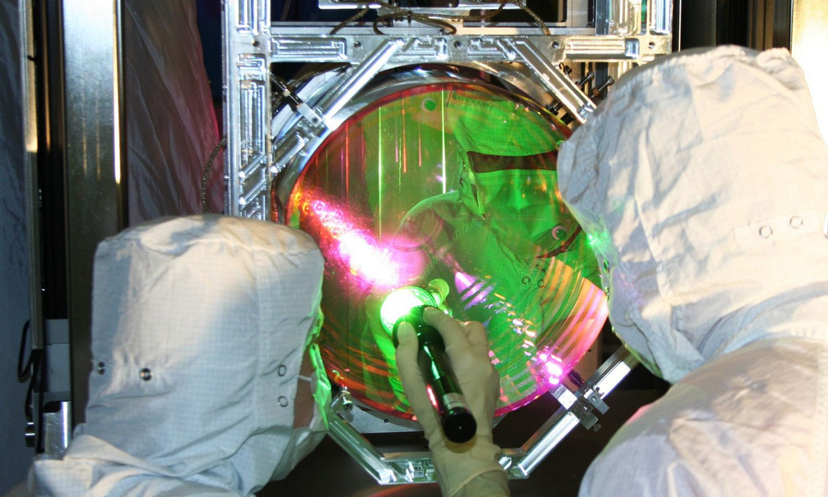 Cette photo d'un miroir de LIGO exemplifie bien le lien entre la détection des ondes gravitationnelles et la recherche sur les couches minces réflectrices des miroirs à laquelle nous contribuons.