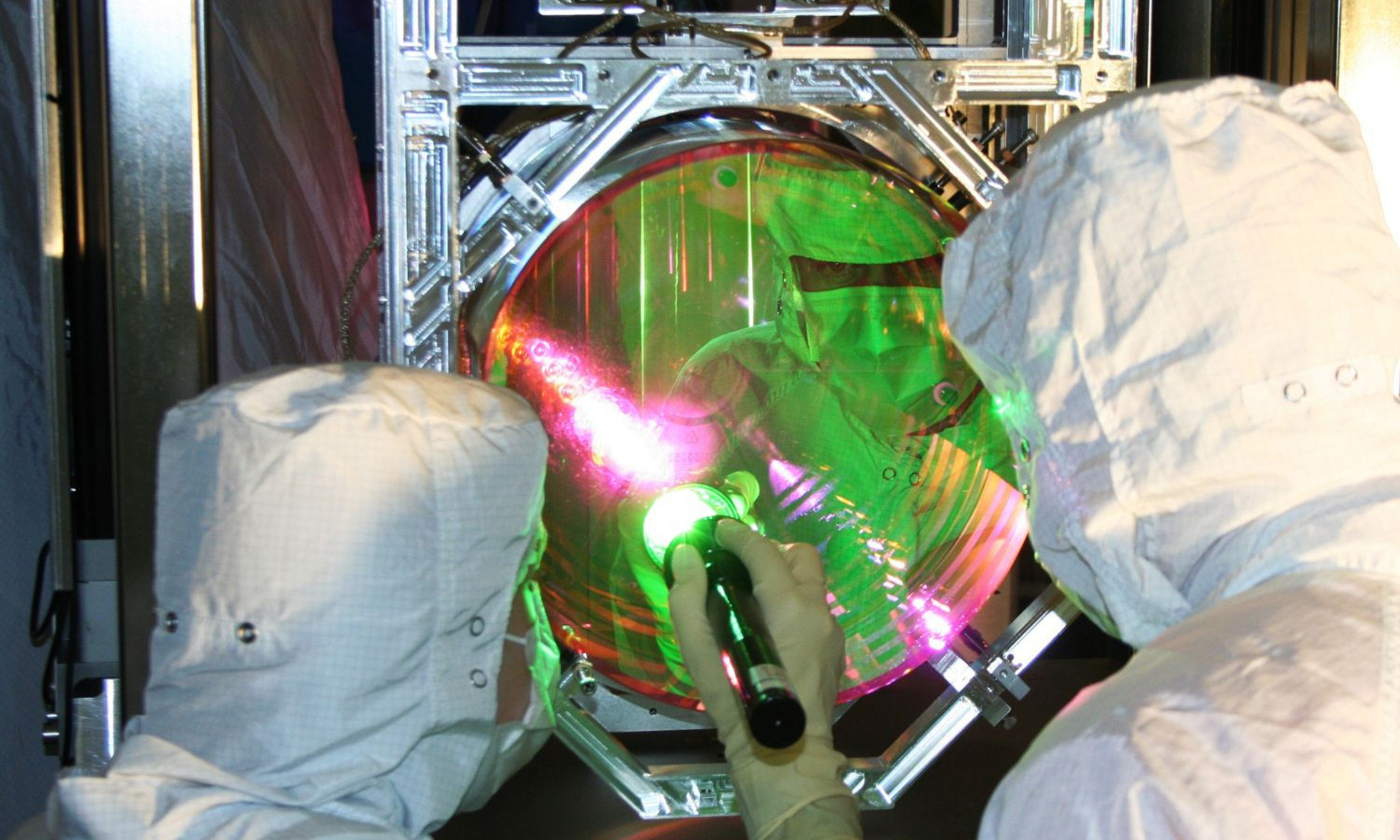 This photo of a LIGO mirror illustrates the link between the detection of gravitational waves and the research on thin reflective layers of mirrors to which we contribute. Cette photo d'un miroir de LIGO exemplifie bien le lien entre la détection des ondes gravitationnelles et la recherche sur les couches minces réflectrices des miroirs à laquelle nous contribuons.
