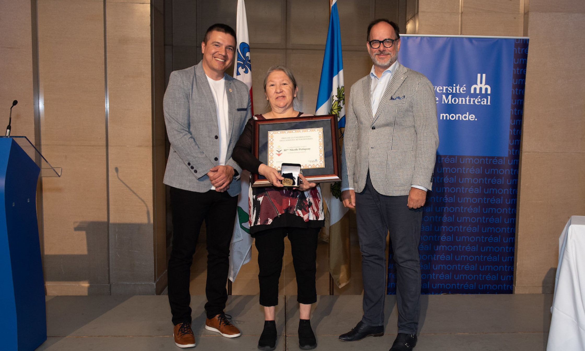 De gauche à droite: Constant Awashish, Grand Chef de la Nation Atikamekw, Nicole Petiquay, lauréate du Prix de la valorisation des langues autochtones 2022 et Daniel Jutras, recteur de l'Université de Montréal.