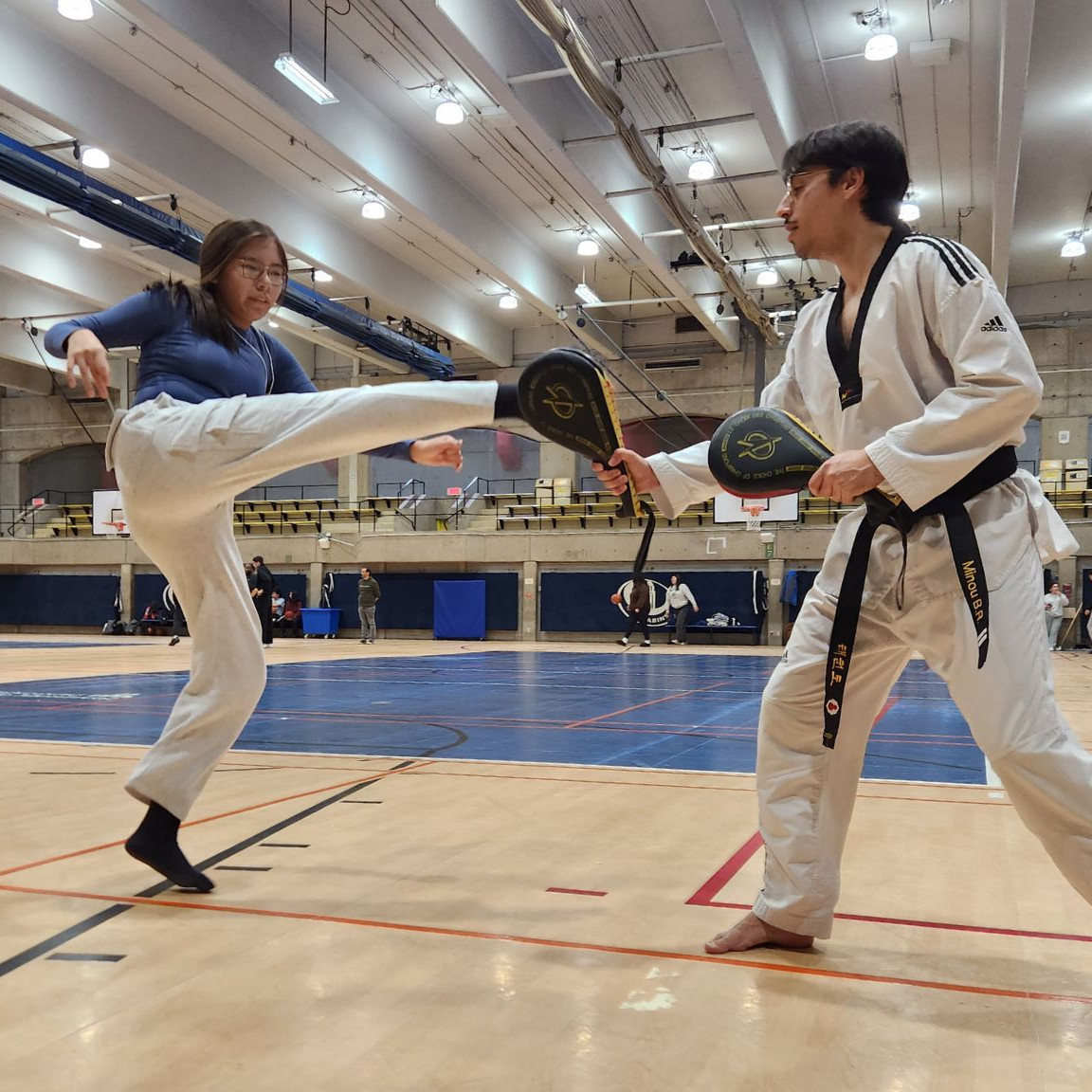 Une jeune de Wemotaci avec l’animateur à Cap campus Marc-Antoine Bouchard-Racine, lors de l’activité de taekwondo