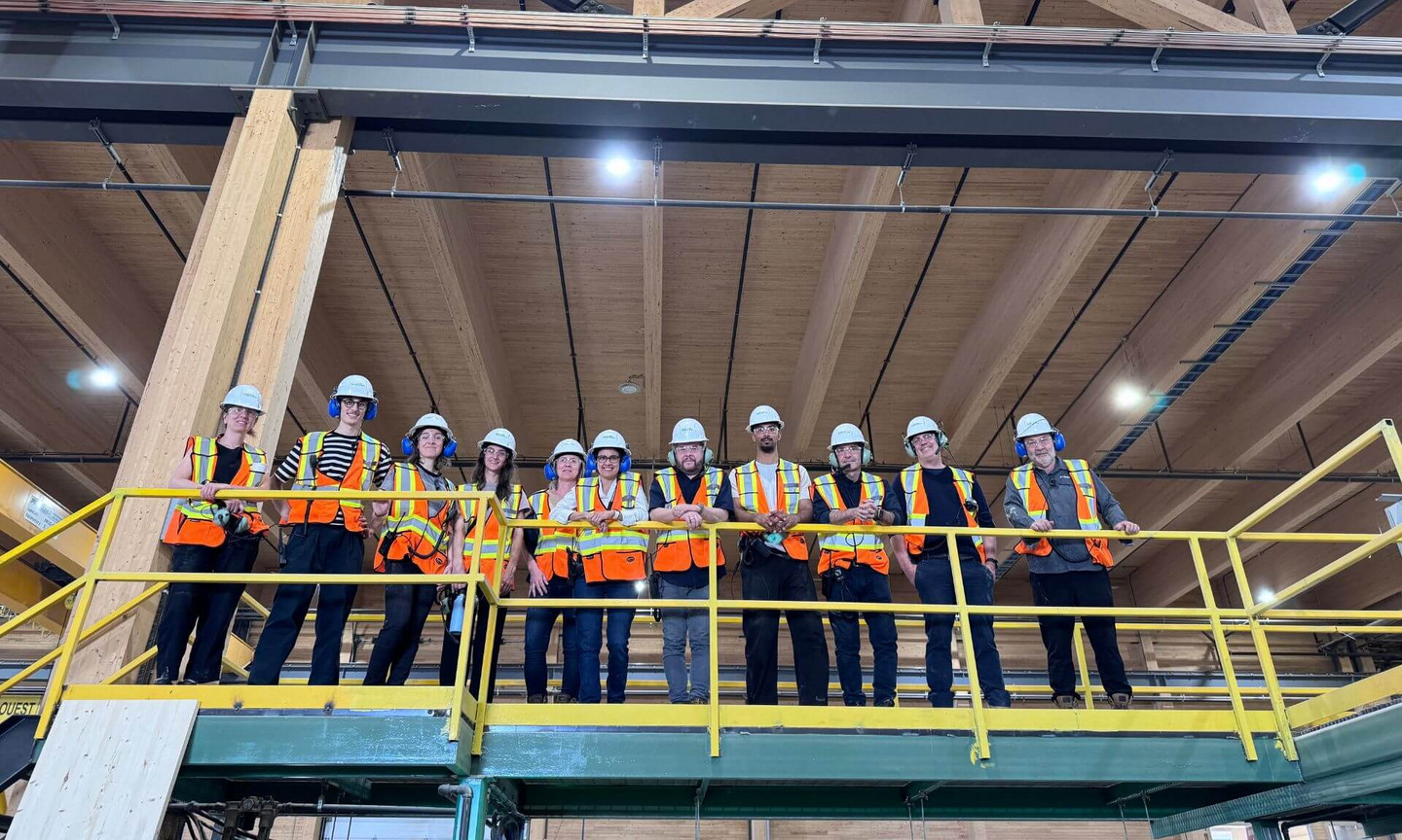 Un groupe de professeurs, chargés de cours et diplômés de l’École d’architecture a visité l’usine Chantiers Chibougamau en juin.