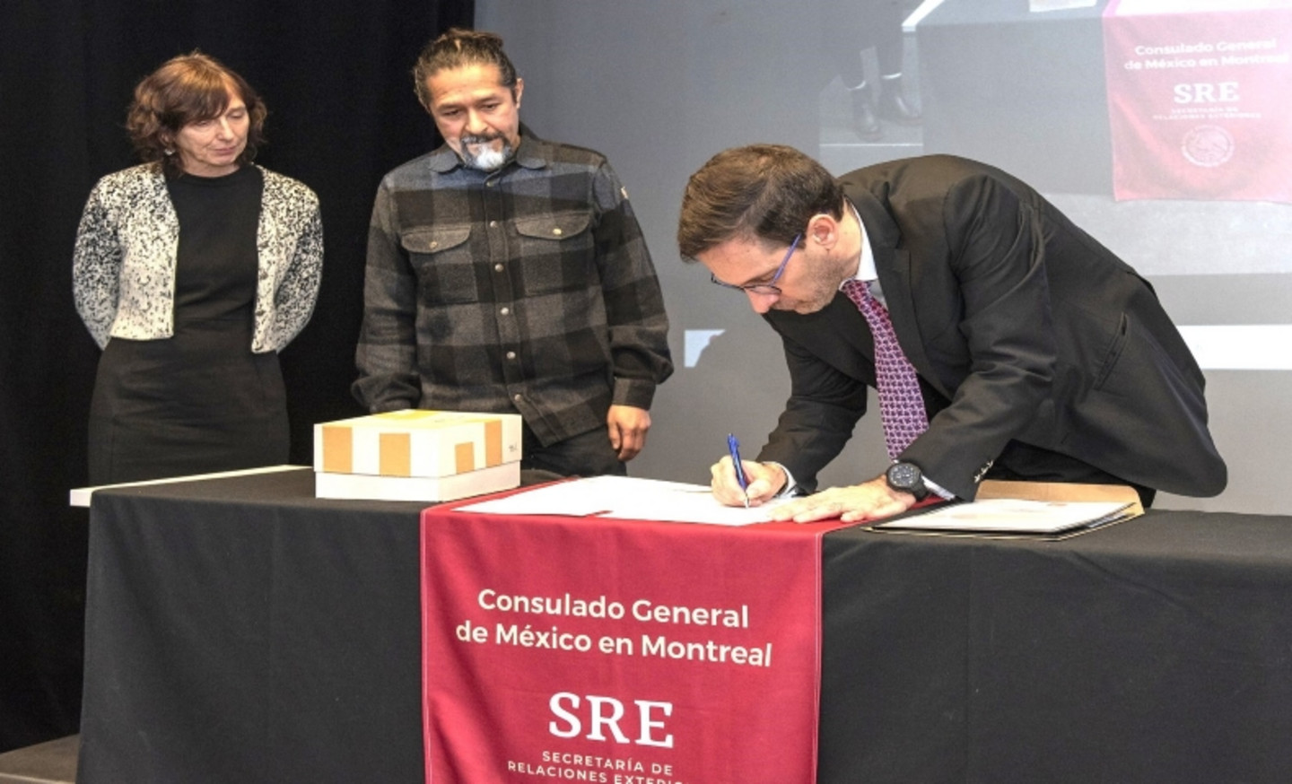 Signature des documents officiels pour le rapatriement de la sépulture