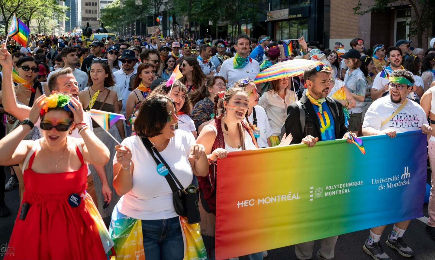 Le cortège UdeM, HEC et Polytechnique à la marche Fierté Montréal
