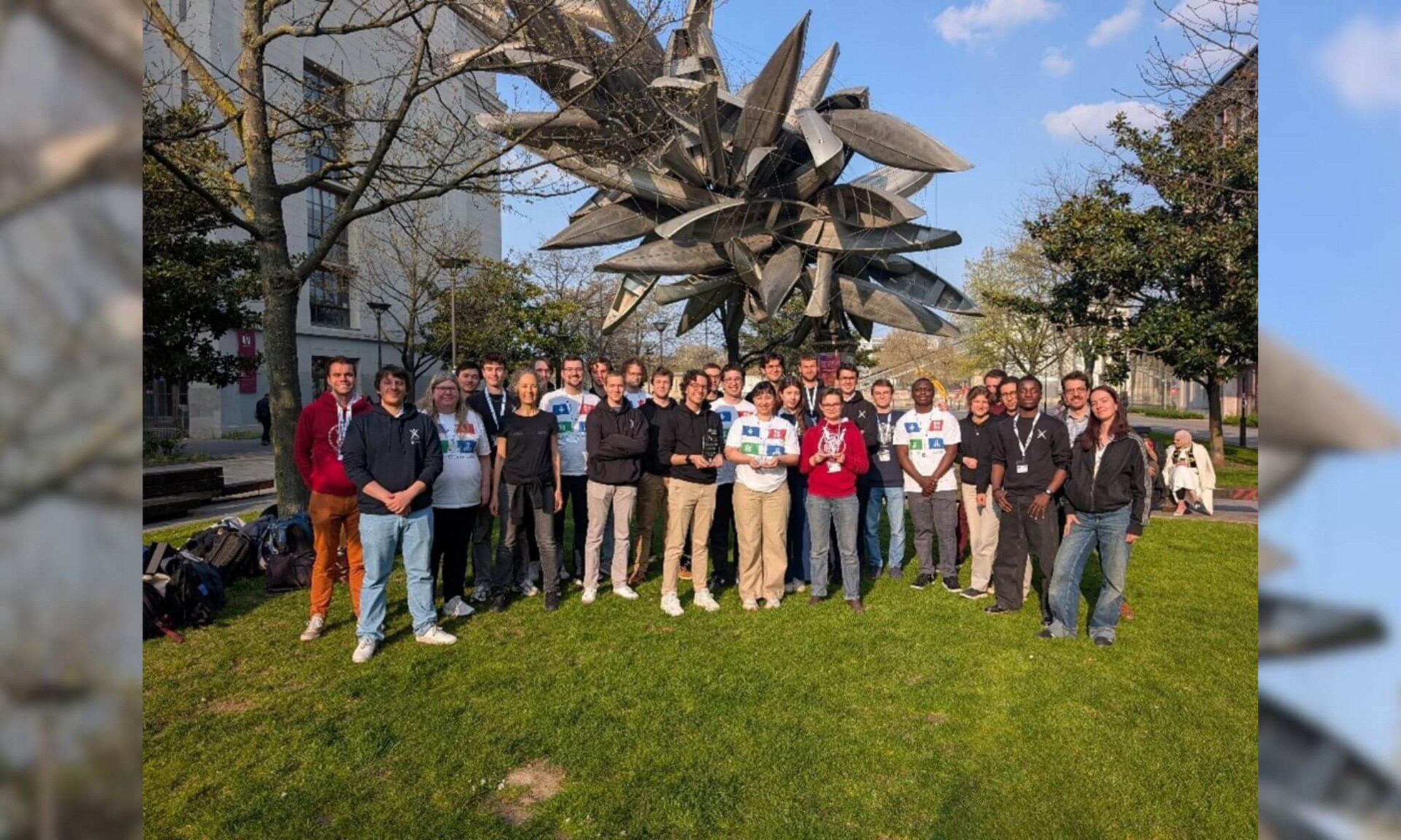 Les équipes de l’École polytechnique, du Québec et de l’ENS de Lyon se mêlent les unes aux autres après le tournoi pour fêter leur classement.