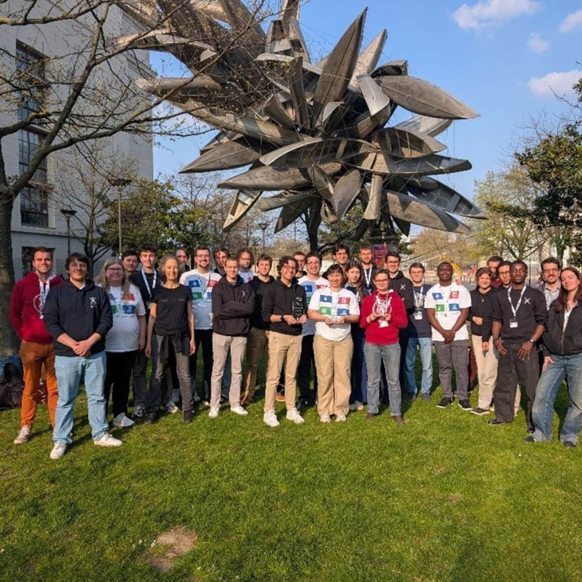Les équipes de l’École polytechnique, du Québec et de l’ENS de Lyon se mêlent les unes aux autres après le tournoi pour fêter leur classement.
