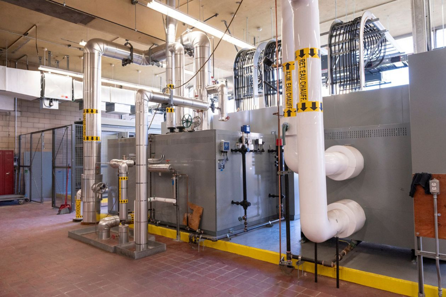 Deux nouvelles chaudières électriques fraîchement installées qui contribuent à réduire les émissions de GES: à gauche, celle produisant de la vapeur et celle à droite de l’eau chaude.