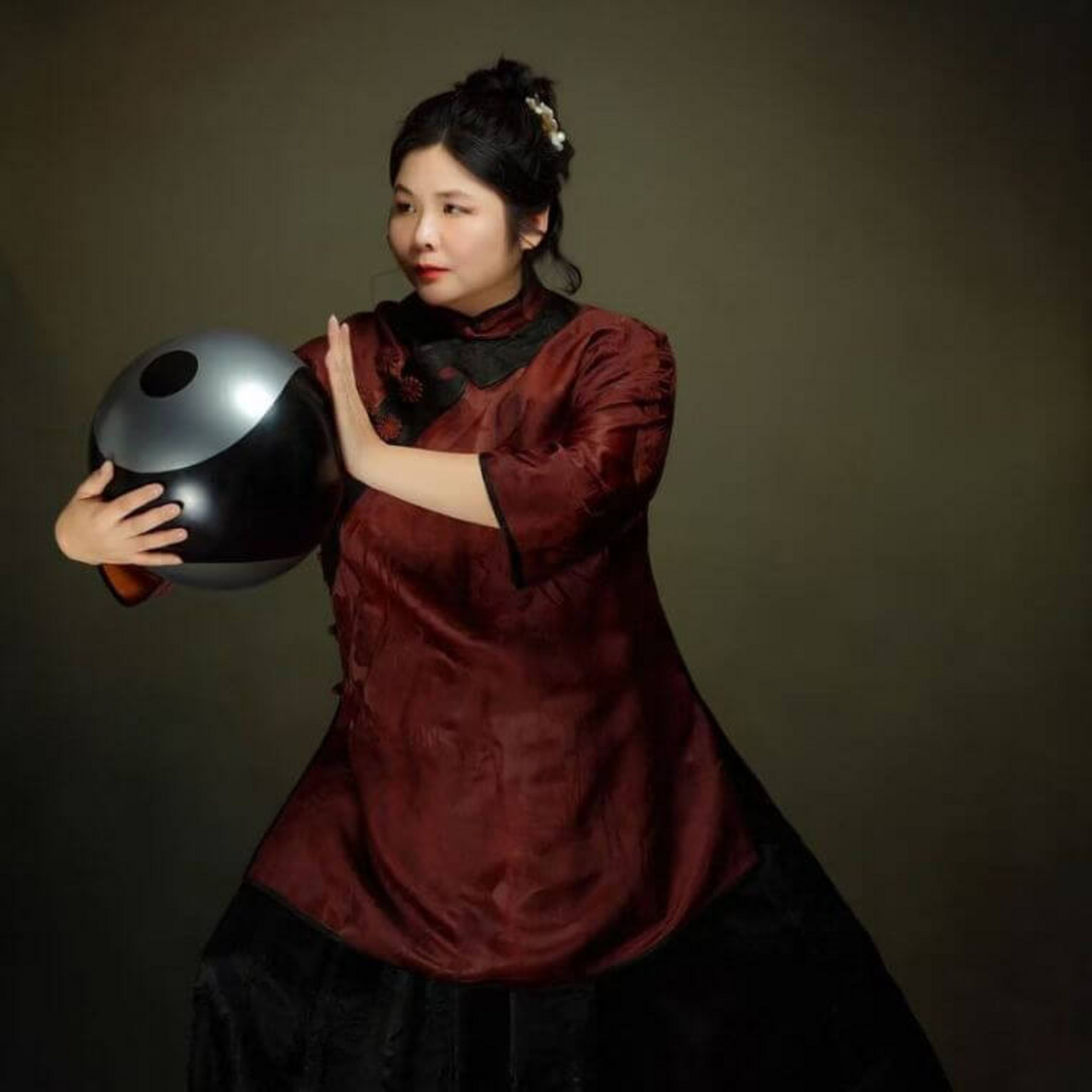 Chendan Cui-Laughton exécute la posture «Tenir la lune dans ses bras» avec un ballon de tai-chi, une routine créée par le maître Gang Huang, fondateur de l'académie Gou Xuan Tai Chi. Formée au style Chen à l'Institut de recherche Dongwu Tai Chi, elle perfectionne cette technique depuis trois ans lors de ses séjours en Chine.