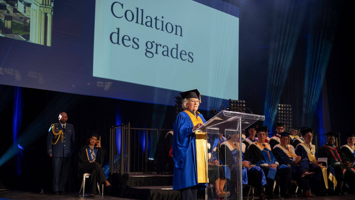 «Je vous souhaite de rester curieux et généreux. De faire bénéficier le monde des compétences dont votre diplôme témoigne. D’accueillir le changement avec confiance. Et, surtout, de garder intactes les convictions qui donneront un sens à votre parcours.» – Son Excellence la très honorable Louise Arbour, gouverneure générale du Canada. Diplômée de la Faculté de droit de l’Université de Montréal en 1970, la gouverneure générale Louise Arbour était de retour dans son «alma mater» ce matin afin de s’adresser aux nouveaux docteurs et docteures à la cérémonie de collation des grades.