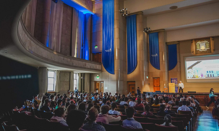 Pour sa première grande conférence, l’Institut Courtois de l’Université de Montréal a accueilli Anne L’Huillier, lauréate du prix Nobel de physique 2023 pour ses travaux pionniers en science attoseconde. Les 15 et 16 octobre, cet événement a réuni des spécialistes de renommée internationale autour des processus lumière-matière, au cœur de la découverte de nouveaux matériaux.