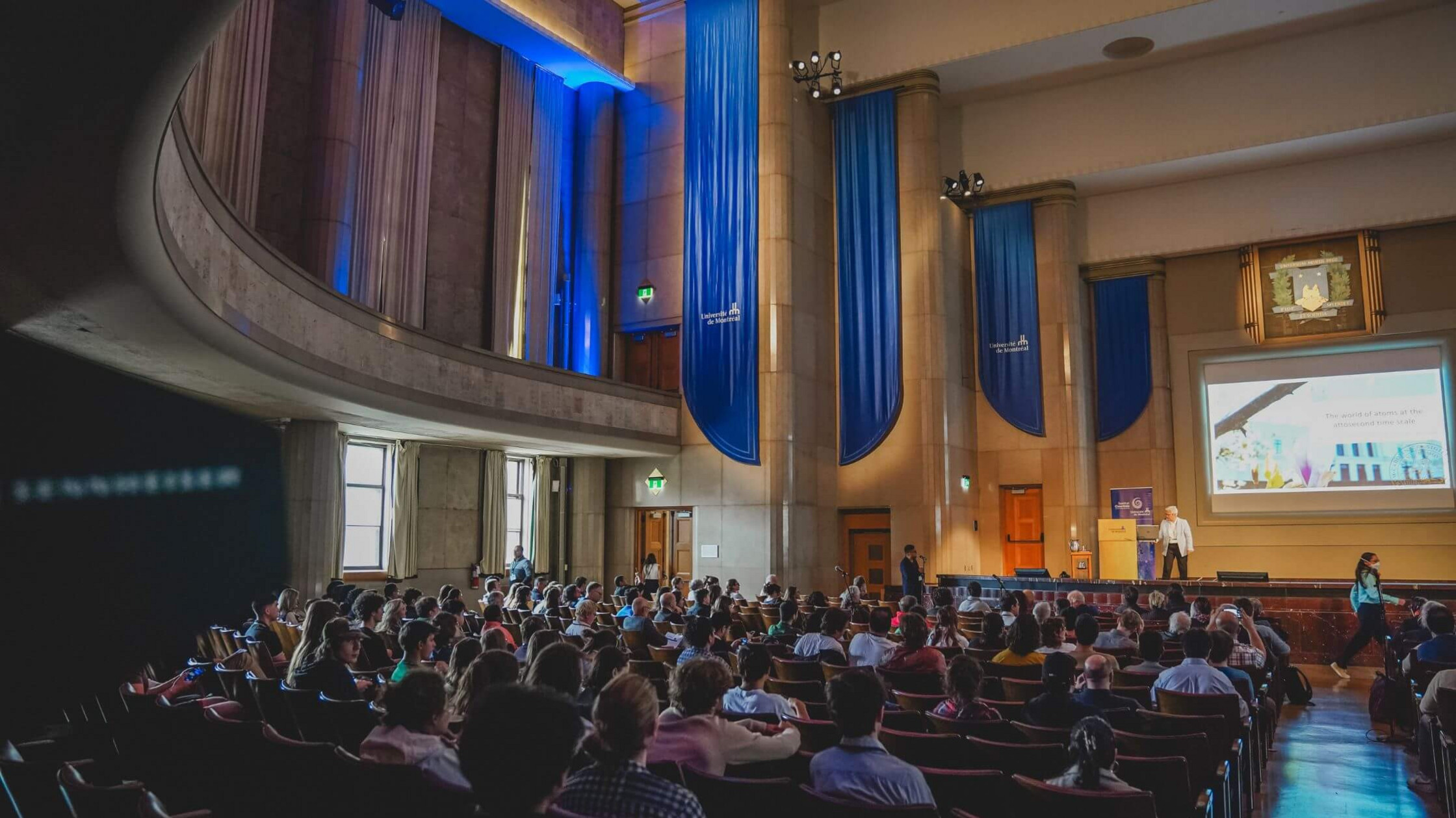 Pour sa première grande conférence, l’Institut Courtois de l’Université de Montréal a accueilli Anne L’Huillier, lauréate du prix Nobel de physique 2023 pour ses travaux pionniers en science attoseconde. Les 15 et 16 octobre, cet événement a réuni des spécialistes de renommée internationale autour des processus lumière-matière, au cœur de la découverte de nouveaux matériaux.