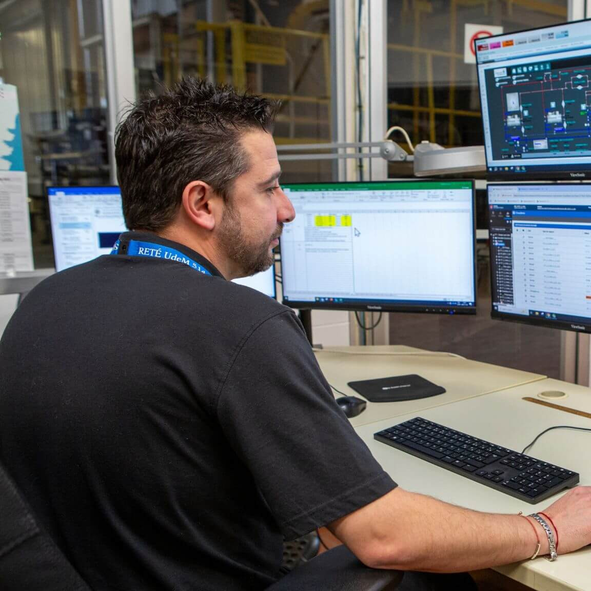 Un employé de la Direction des immeubles consulte sur ses écrans d'ordinateur l'état des systèmes électromécaniques à l'UdeM.