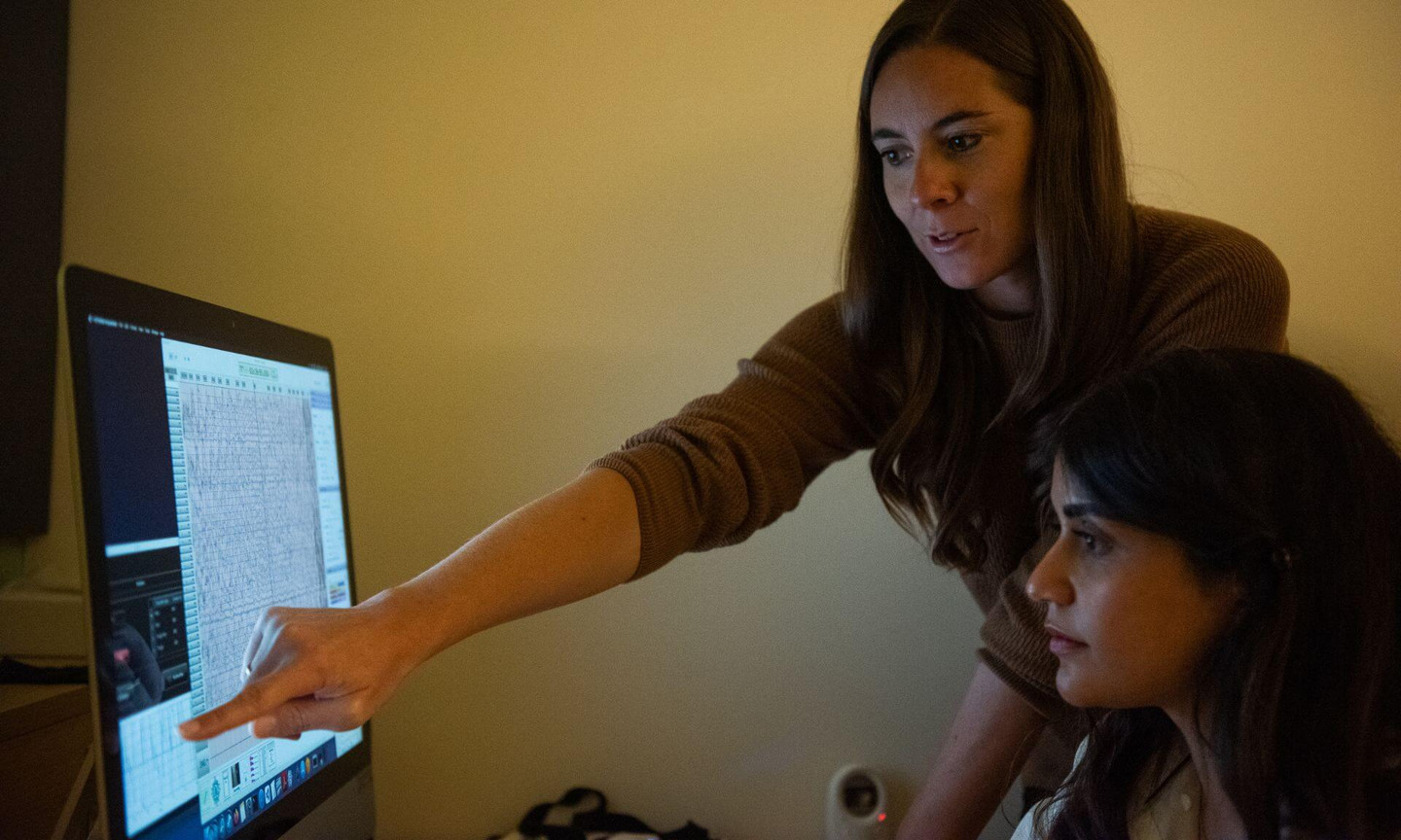 Catherine Duclos, en compagnie d'Hanieh Bazregarzadeh, qui a conçu le logiciel de stimulation auditive qui s’intègre directement à leur système EEG haute-densité.