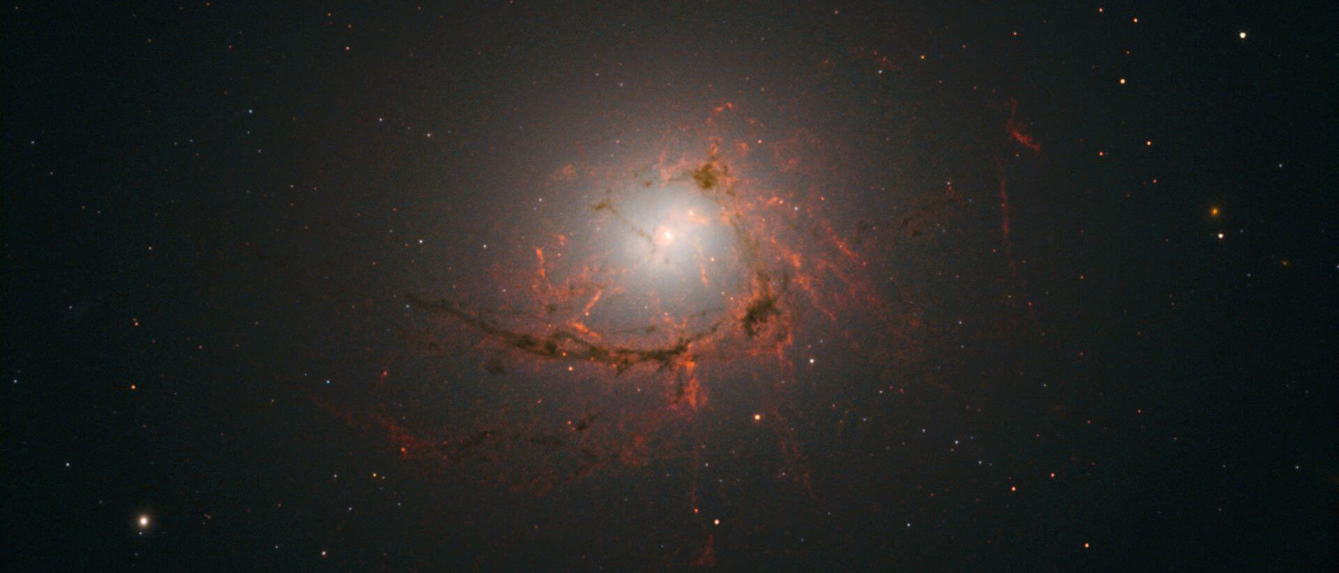 Une image de la galaxie elliptique NGC 4696, située au centre de l'amas du Centaure, prise par le télescope spatial «Hubble». Cette image montre des filaments poussiéreux entourant le centre de la galaxie. 