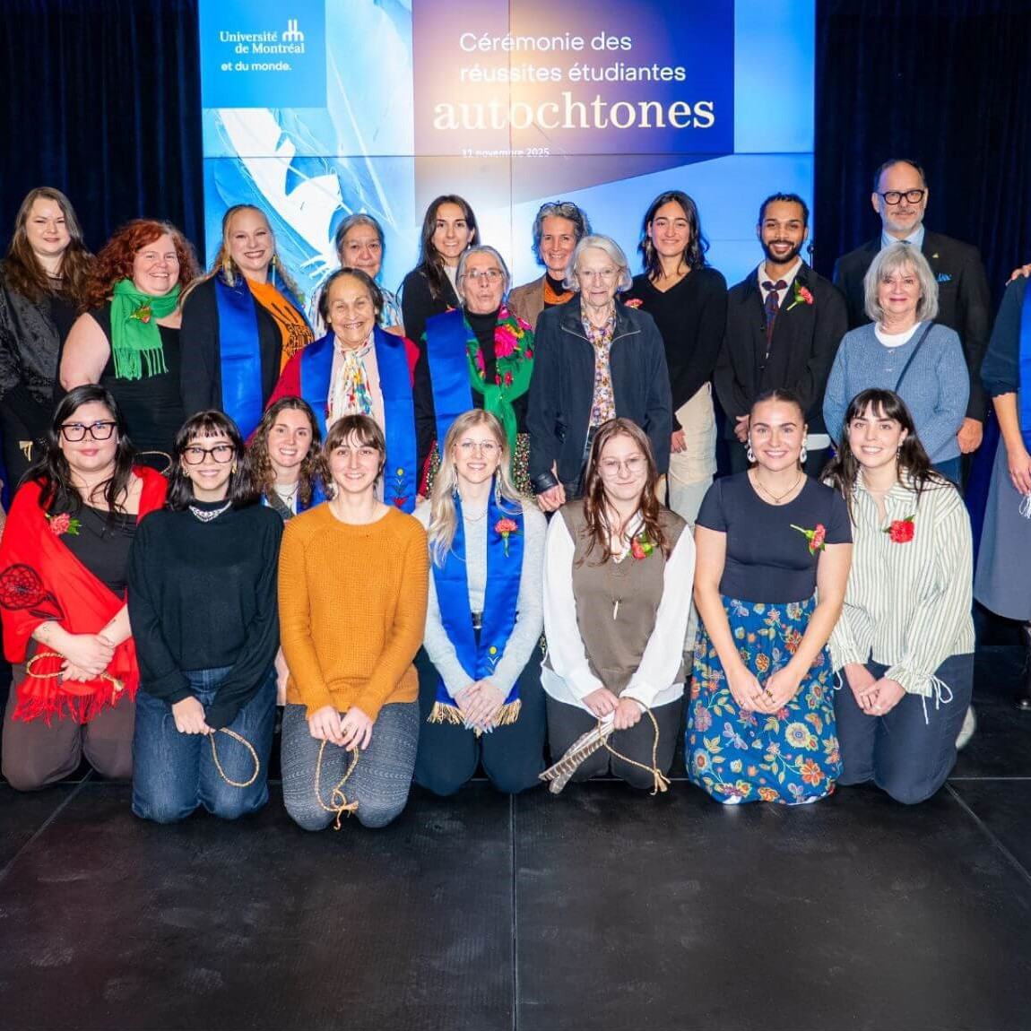 Parmi les personnes sur la photo, on peut voir le recteur Daniel Jutras, la vice-rectrice Annie Pullen Sansfaçon, l’aînée Nicole O'Bomsawin, la poète Joséphine Bacon ainsi que les donateurs et quelques membres des communautés étudiante et diplômée autochtones.