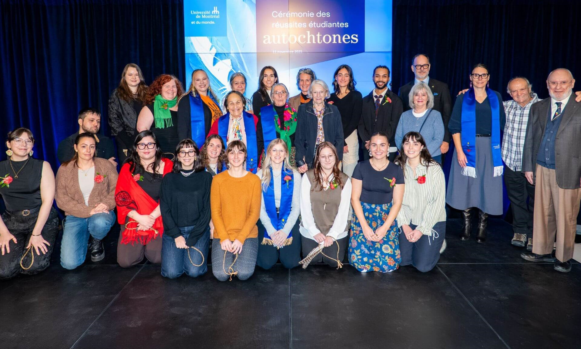 Parmi les personnes sur la photo, on peut voir le recteur Daniel Jutras, la vice-rectrice Annie Pullen Sansfaçon, l’aînée Nicole O'Bomsawin, la poète Joséphine Bacon ainsi que les donateurs et quelques membres des communautés étudiante et diplômée autochtones.