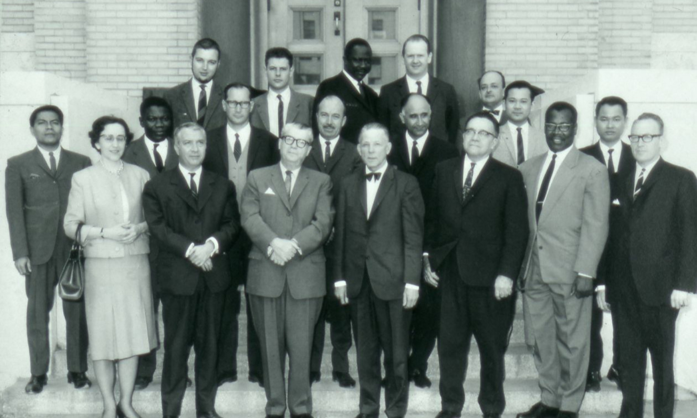 Professeurs, administrateurs et étudiants de l’École d’hygiène, en 1965.