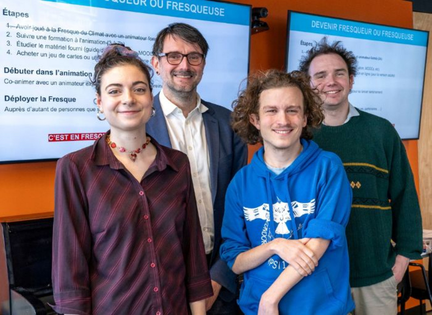 De gauche à droite, les quatre "fresqueurs" qui ont assuré l'animation de l'atelier : Laurianne Esther (ÉTS), Stéphane Béranger (UdeM), Louis Liogier (ÉTS), et Pierre Chênel (Polytechnique Montréal).