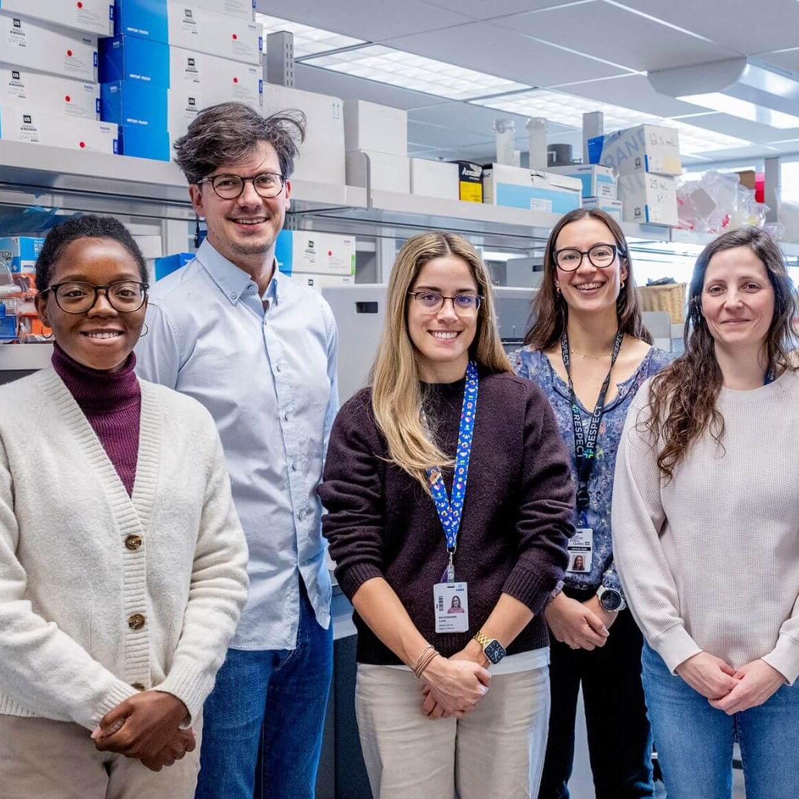 L’équipe du Dr Simon Grandjean Lapierre travaille à la conception et à la validation de nouveaux outils diagnostiques pour la tuberculose. De gauche à droite: l’étudiante au doctorat en santé publique Emmanuelle Ametepe; Simon Grandjean Lapierre; les résidente en microbiologie et infectiologie Lucila Baldassarre et Sophie Lefrançois; Floriane Point, assistante de recherche au Centre de recherche du CHUM; Hugo Leprohon, résident en microbiologie et infectiologie, et Florence Durocher, médecin microbiologiste infectiologue. Les résidents Nayla Léveillé (programme clinicien-chercheur) et Karima Zerrouki (médecine interne) font également partie du laboratoire.