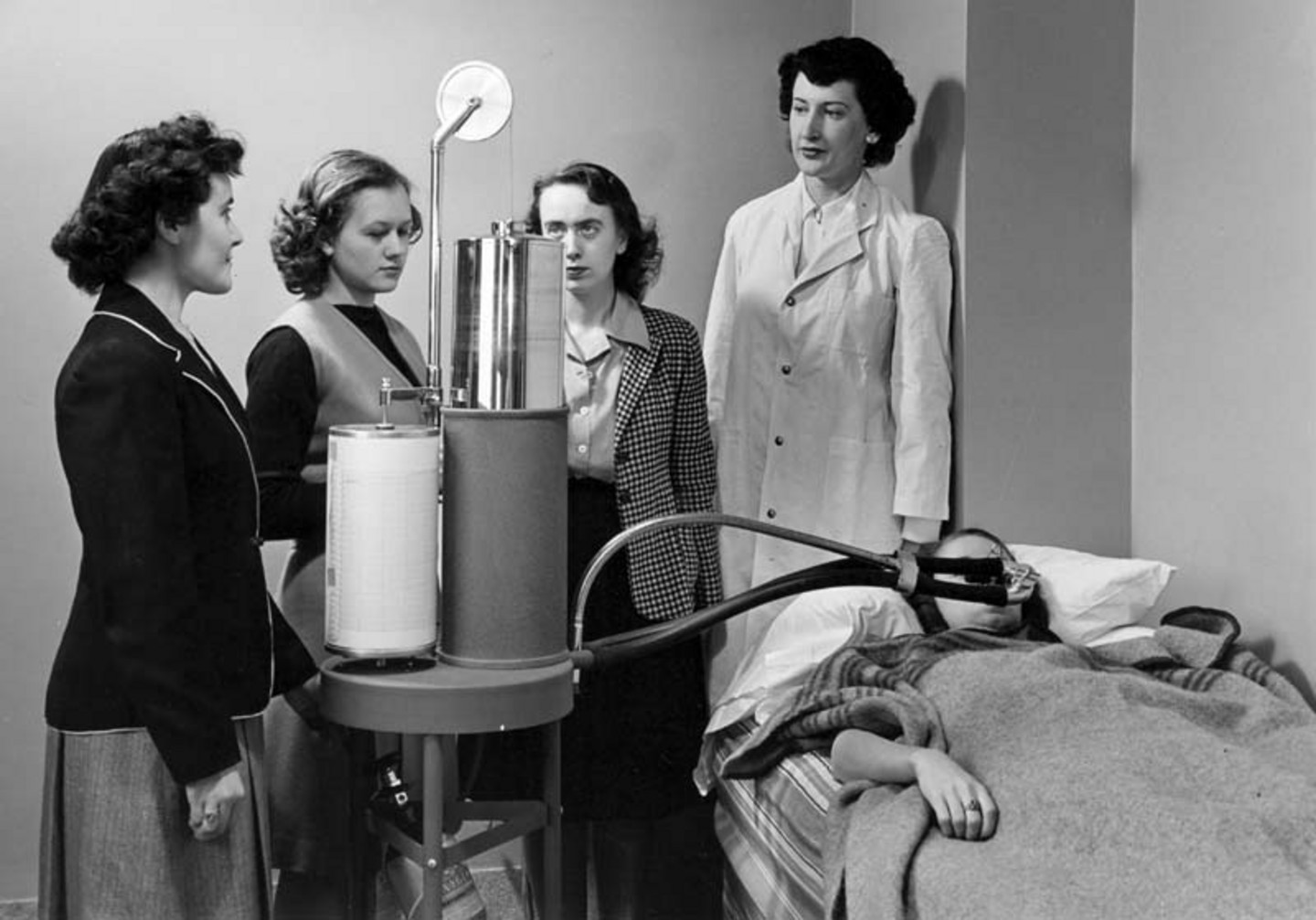 «Rachel Beaudoin, directrice, avec des étudiantes», Institut de diététique et de nutrition (date non précisée). Mme Beaudoin (à droite sur la photo) a dirigé l’ancêtre du Département de nutrition de 1946 à 1969. Elle jouera un rôle déterminant dans l’élaboration et l’adoption de la Loi sur les diététistes en 1956, qui faisait du Québec la première province à accorder le statut professionnel aux membres de la profession.