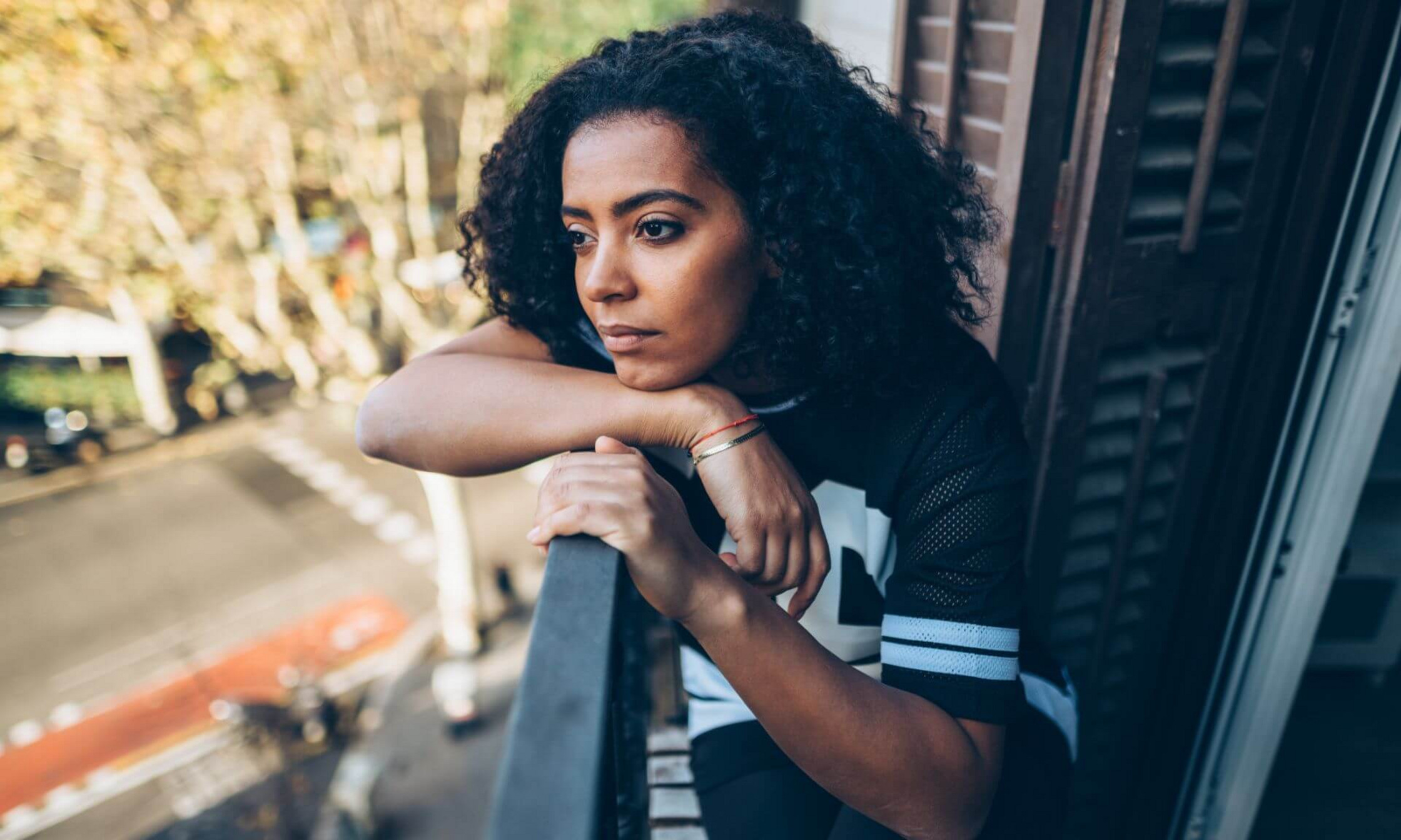 Tous les citadins ne vivent pas la ville de la même façon. Pour les membres de la communauté LGBTQ2+, de communautés racisées ou défavorisées, par exemple, l'absence de symboles de soutien et d’alliance dans certains quartiers peut susciter un sentiment d'exclusion.