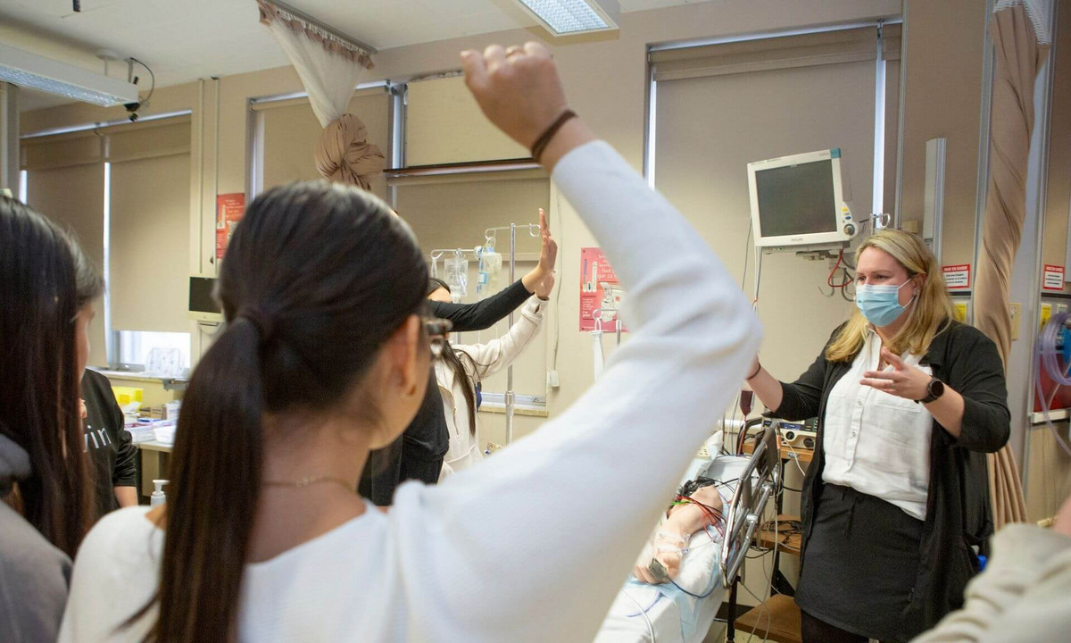 Dans le cadre de Cap Campus, des élèves de Pessamit ont pu tenter des manipulations au Centre d’expertise en simulation en santé avec Catherine Roussel.