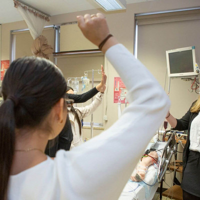 Dans le cadre de Cap Campus, des élèves de Pessamit ont pu tenter des manipulations au Centre d’expertise en simulation en santé avec Catherine Roussel.