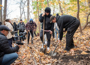 Quelques élèves ont tour à tour pris la pelle pour extirper les roches qui composent le sol de la forêt nourricière du mont Royal afin de pouvoir y planter un bouleau.