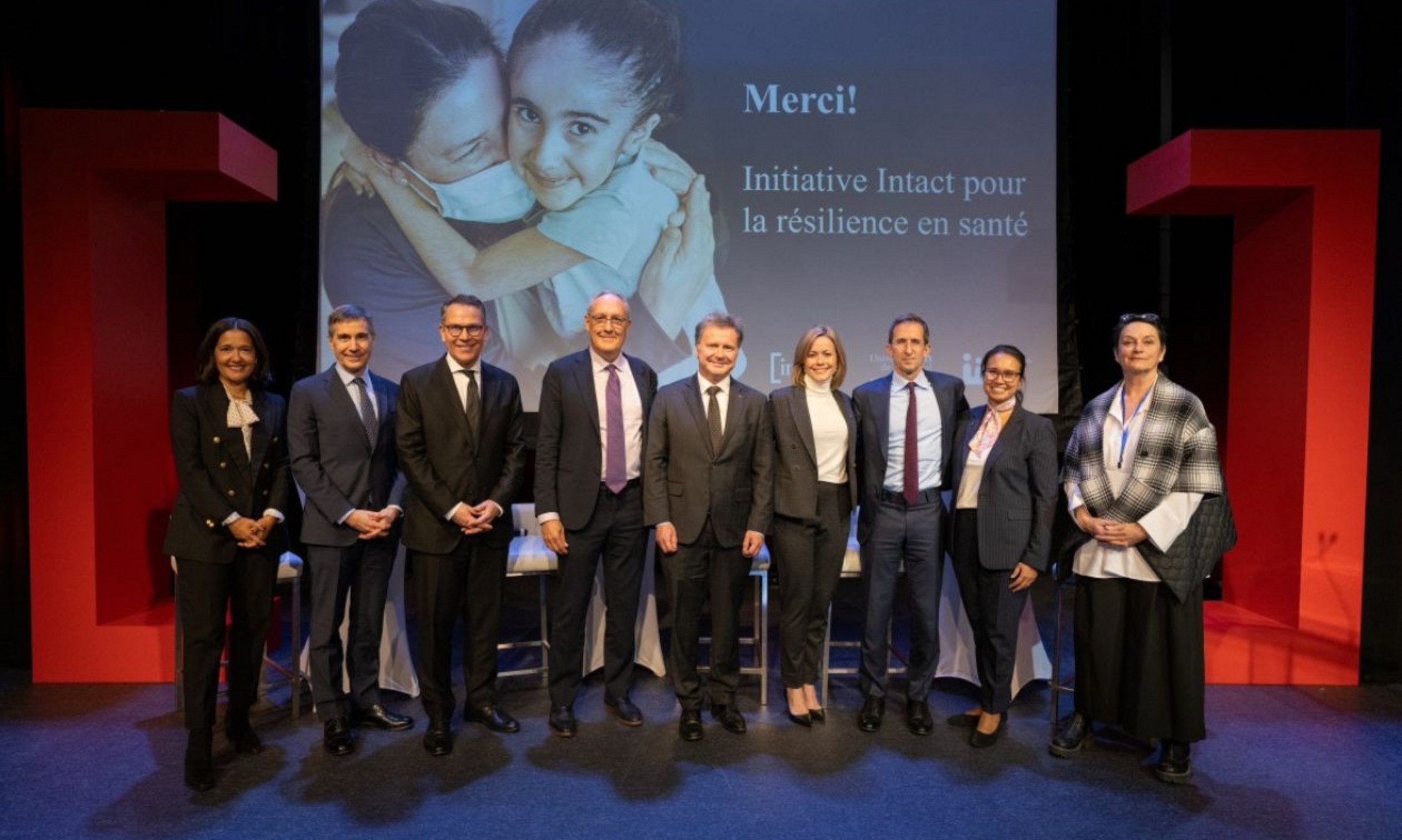 Sophie Fouron, animatrice du panel; Jacques L. Michaud, directeur de la recherche du CHU Sainte-Justine; Michael Pecho, vice-recteur aux relations avec les diplômés et à la philanthropie de l’UdeM; Louis Gagnon, chef de la direction d’Intact au Canada et coprésident de la campagne L’heure est brave; Patrick Cossette, doyen de la Faculté de médecine; Delphine Brodeur, PDG de la Fondation CHU Ste-Justine; Charles Brindamour, chef de la direction d’Intact Corporation financière; Dre Caroline Quach, pédiatre, microbiologiste-infectiologue et professeur titulaire; Dre Frédérique Le Roux, professeure titulaire.