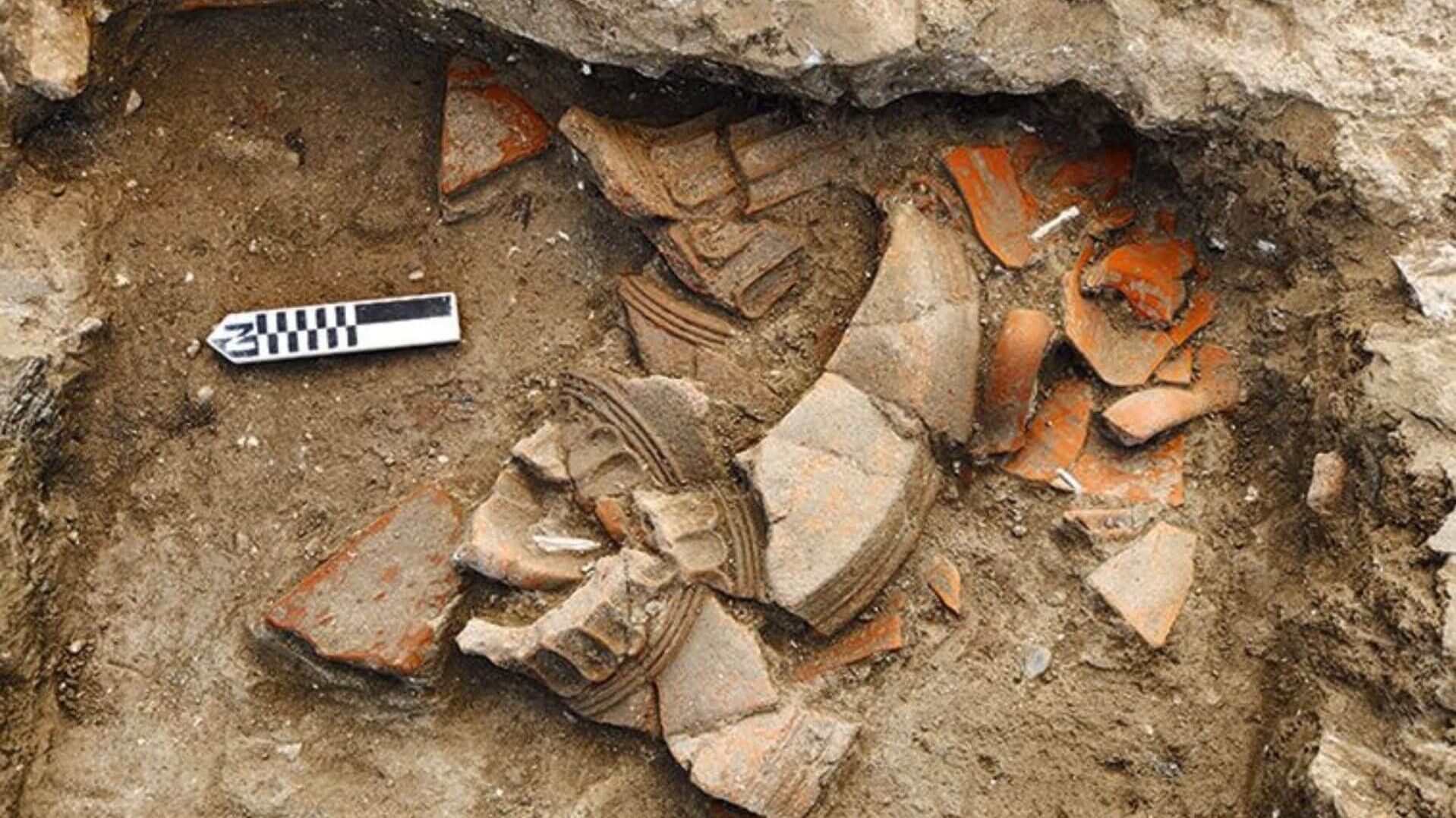 La colline d’Argilos révèle de nombreux artéfacts témoins de son occupation. Les stages de fouilles permettent de mettre au jour différents objets, dont des vestiges de colonnes décoratives.