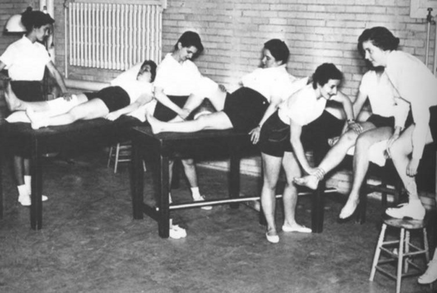 «Étudiantes pratiquant des techniques durant un laboratoire [dans un cours de réadaptation]», 1956
