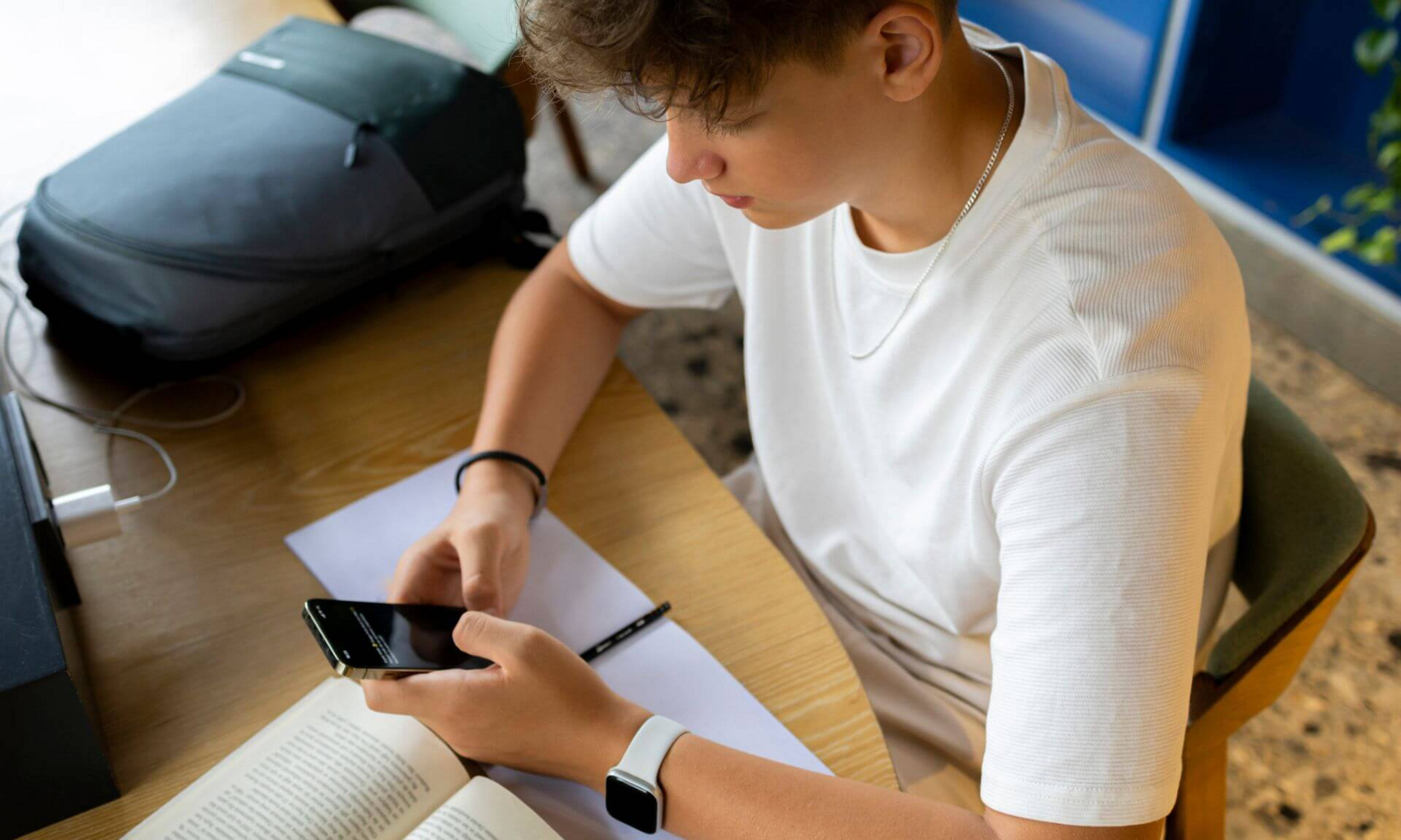 Les trois quarts des étudiantes et étudiants de 16 ans et plus utilisent l'IA dans un contexte scolaire et 60 % le font régulièrement. À l'université, seulement 1 % des étudiants et des étudiantes n'y ont jamais recours, tandis que 71 % l'emploient de façon régulière.