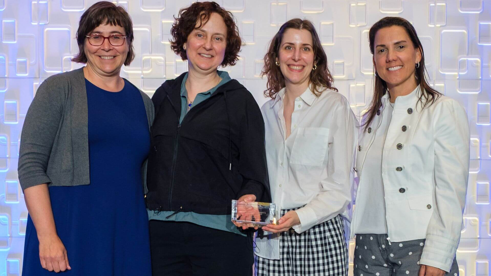 L’équipe de la reconnaissance des acquis expérientiels (RAÉ) du Bureau du registraire, représentée par Mireille Boutin, Annie Sabourin et Marlène Larochelle, accompagnée de Daniela DeBem, représentante de LANGUAGECERT, commanditaire de la présentation (à droite).