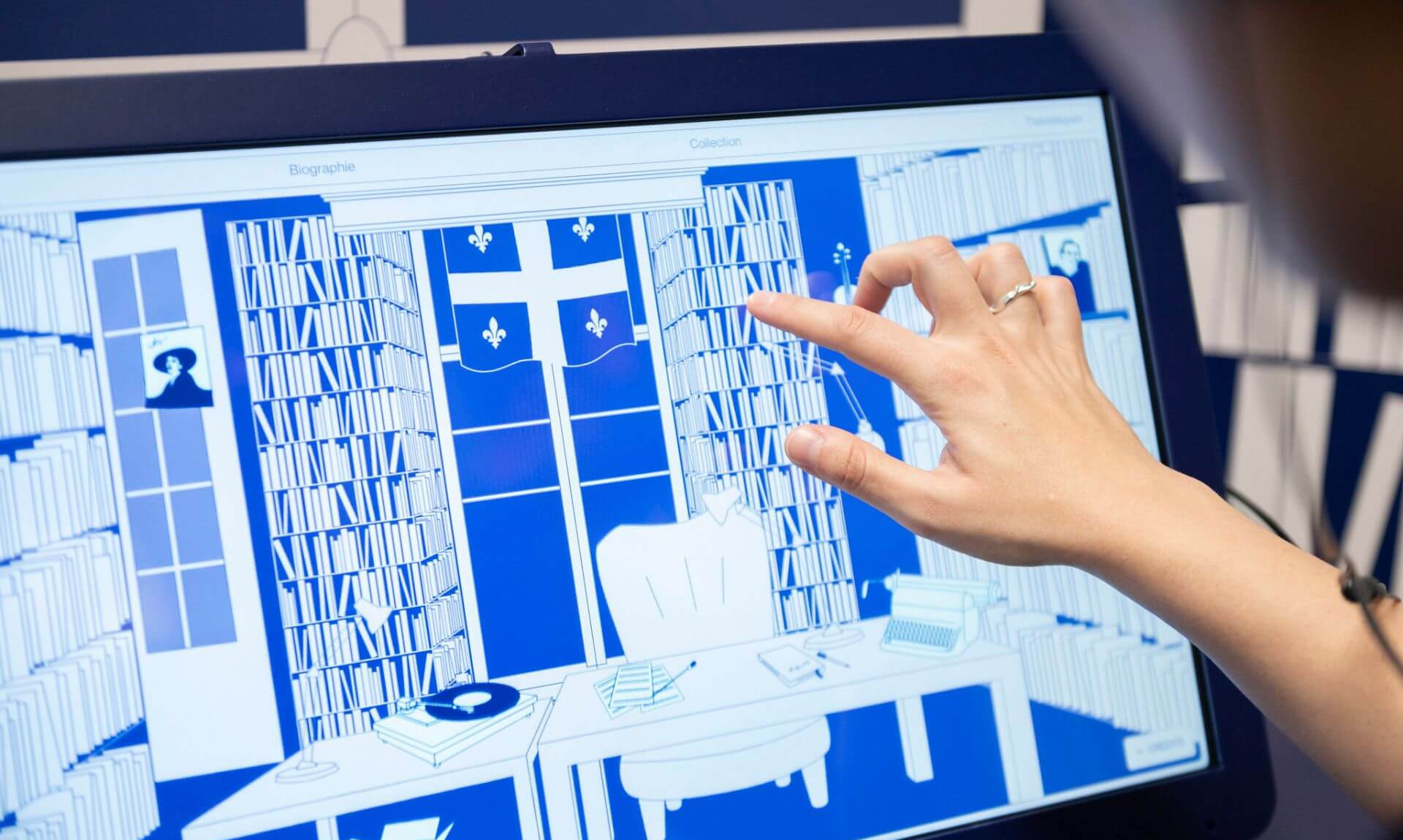 La vitrine virtuelle propose une reconstitution de l'appartement de Claude Gingras, permettant aux visiteurs de découvrir son bureau et d'approfondir huit thématiques soigneusement sélectionnées.