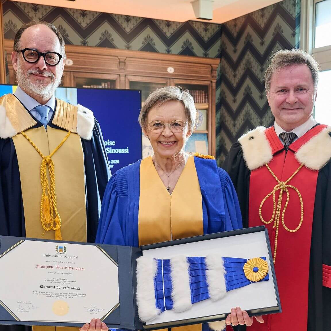 Françoise Barré-Sinoussi en compagnie du recteur de l'Université de Montréal, Daniel Jutras, et de Patrick Cossette, doyen de la Faculté de médecine, à l'Institut Pasteur, à Paris