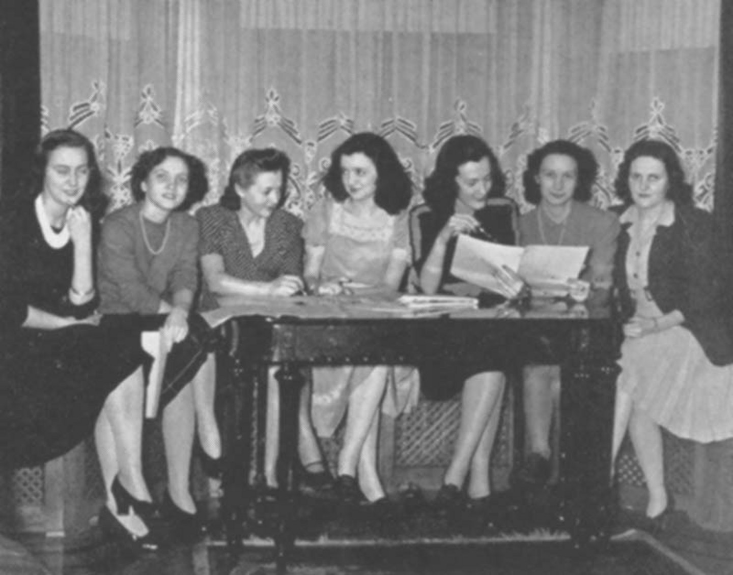 «Photographie des femmes membres du comité de l’AGEUM [Association générale des étudiants de l’Université de Montréal]» (année non précisée)
