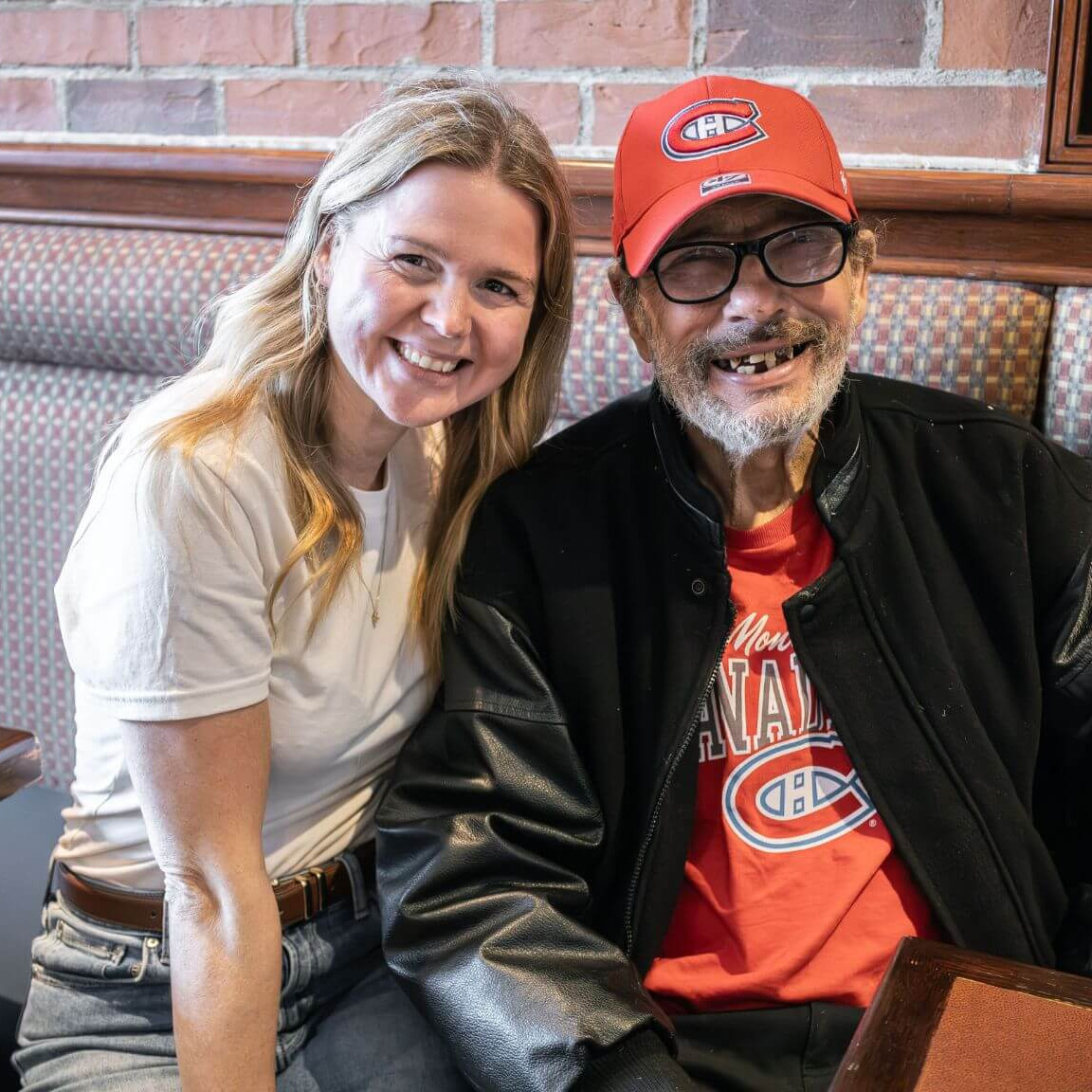 Laurence De Villers, directrice générale de la Société de soins palliatifs à domicile du Grand Montréal, en compagnie de Luc Collin. Atteint d’un cancer incurable, il rêvait d’assister à un match des Canadiens au Centre Bell. Un souhait que l’équipe a tenu à réaliser.