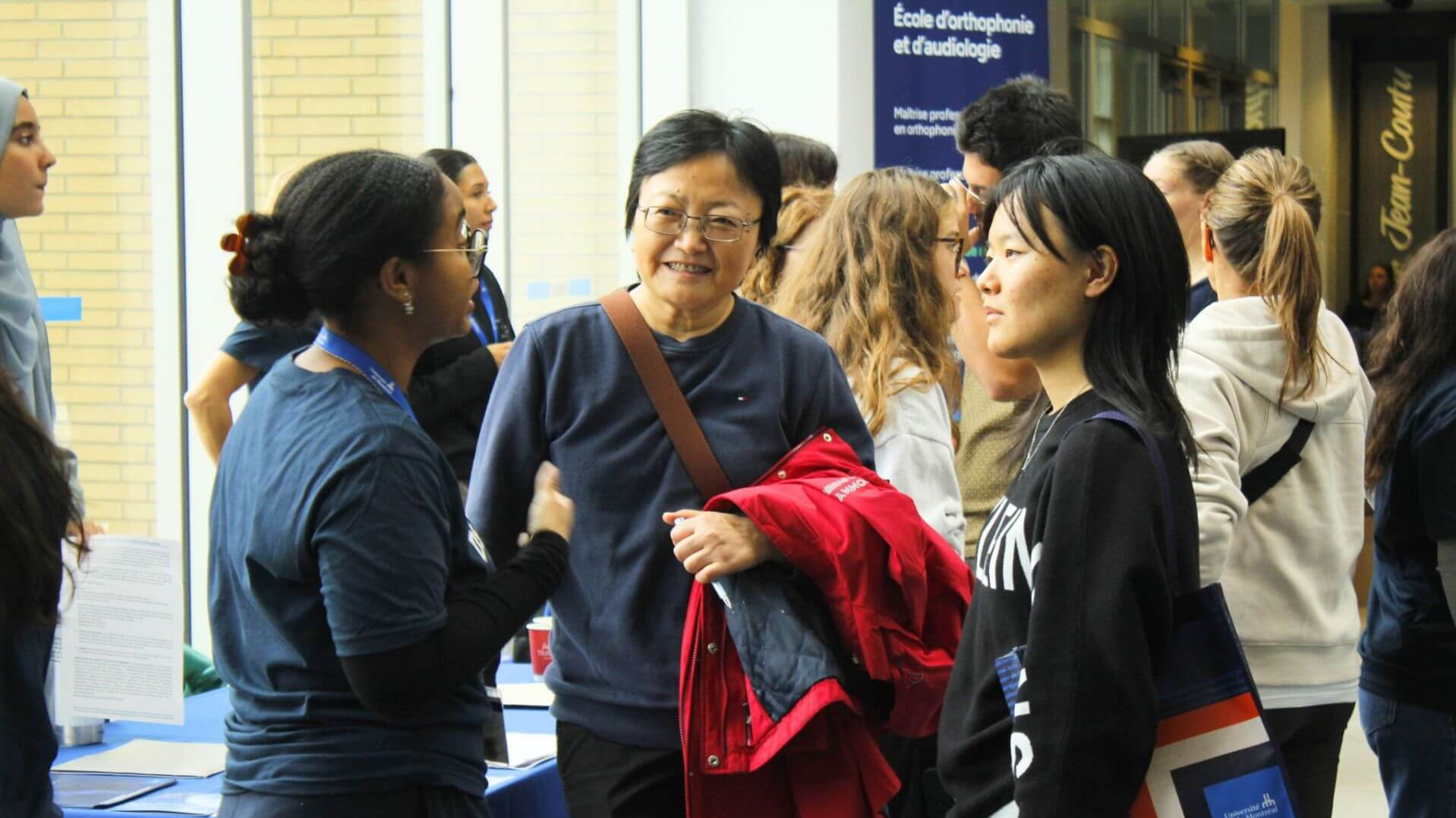 Des futurs étudiants au kiosque des programmes d'orthophonie et d'audiologie.