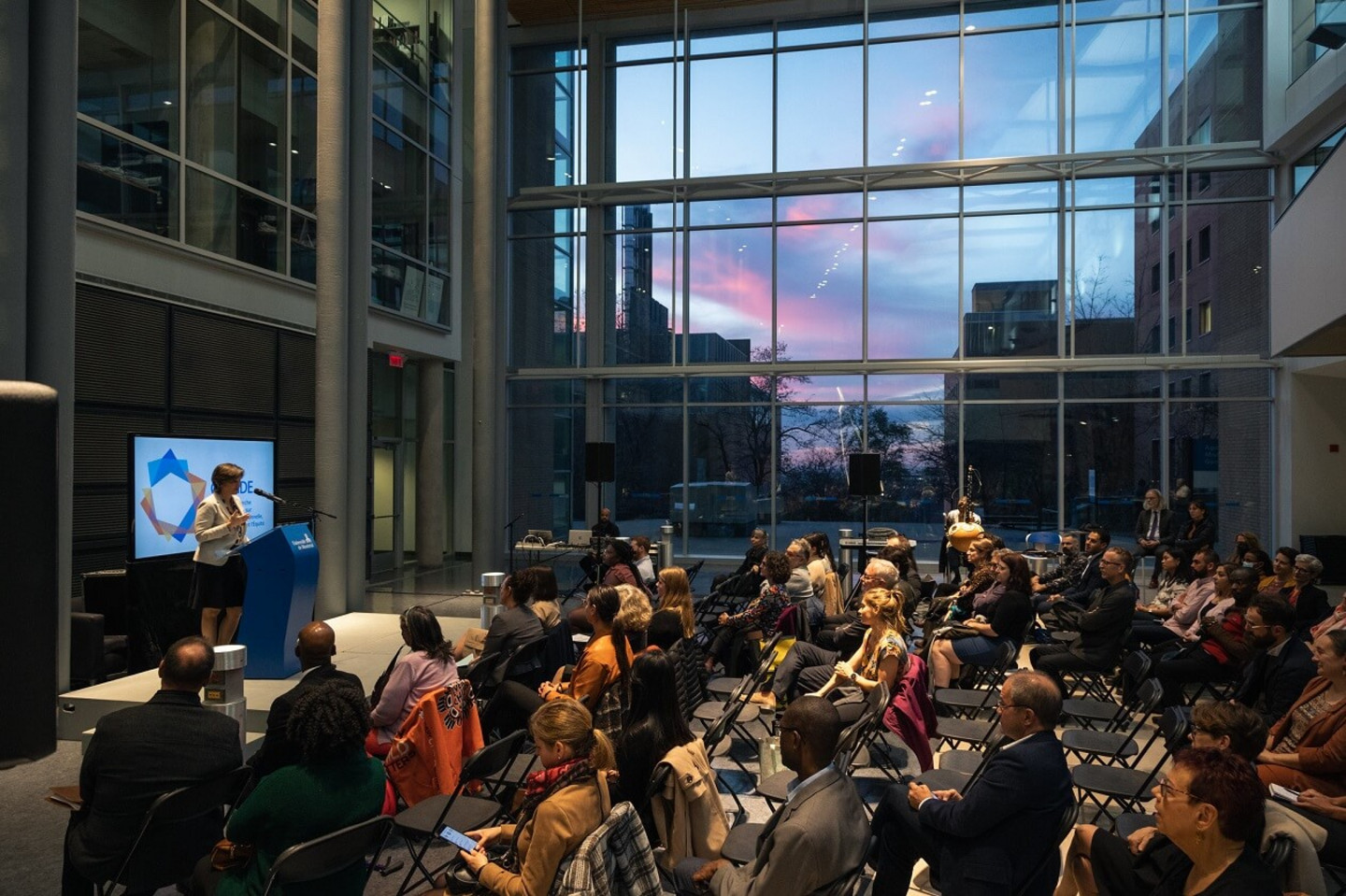 Une centaine de personnes ont assisté à la soirée de lancement du nouveau CRI-JaDE. Se sont adressés à l'assistance le recteur et le chancelier de l'UdeM, Daniel Jutras et Frantz Saintellemy, en plus de Sedalia Kawennotas Fazio, aînée de la nation kanien'kehá:ka (mohawk).  