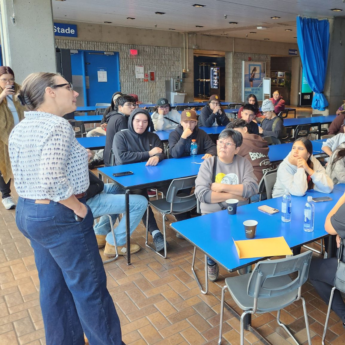  Les élèves de l’école Nikanik ont été accueillis le 6 novembre au CEPSUM par Annie Pullen Sansfaçon, vice-rectrice associée aux relations avec les Premiers Peuples.