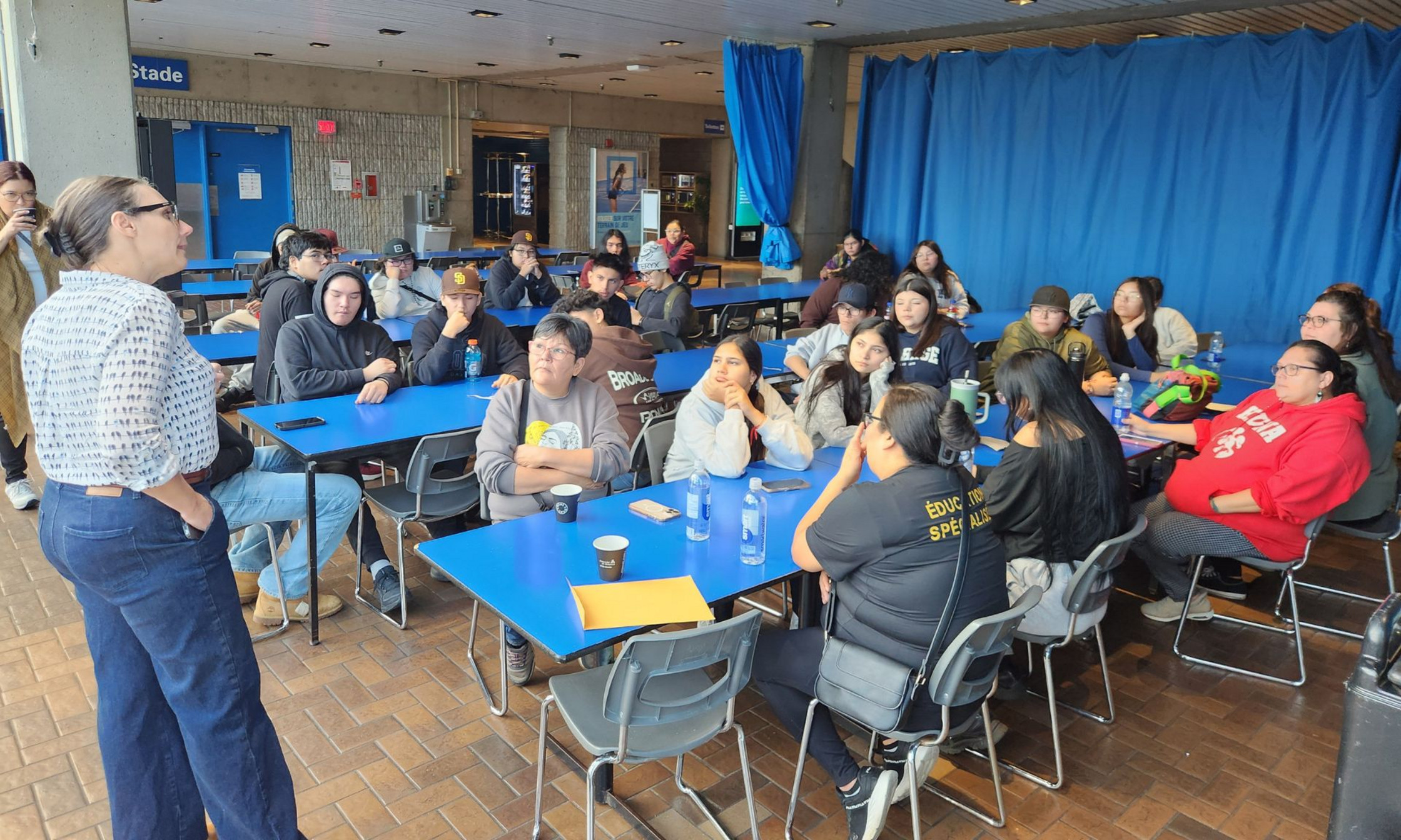  Les élèves de l’école Nikanik ont été accueillis le 6 novembre au CEPSUM par Annie Pullen Sansfaçon, vice-rectrice associée aux relations avec les Premiers Peuples.