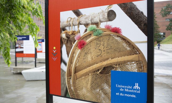 Conçue comme un sentier à parcourir en images et en textes, l’exposition le Sentier de la réconciliation invite les membres de la communauté universitaire à amorcer une réflexion sur leur rôle à l’égard des Premiers Peuples et leur propose des pistes concrètes pour bâtir des ponts entre allochtones et Autochtones.