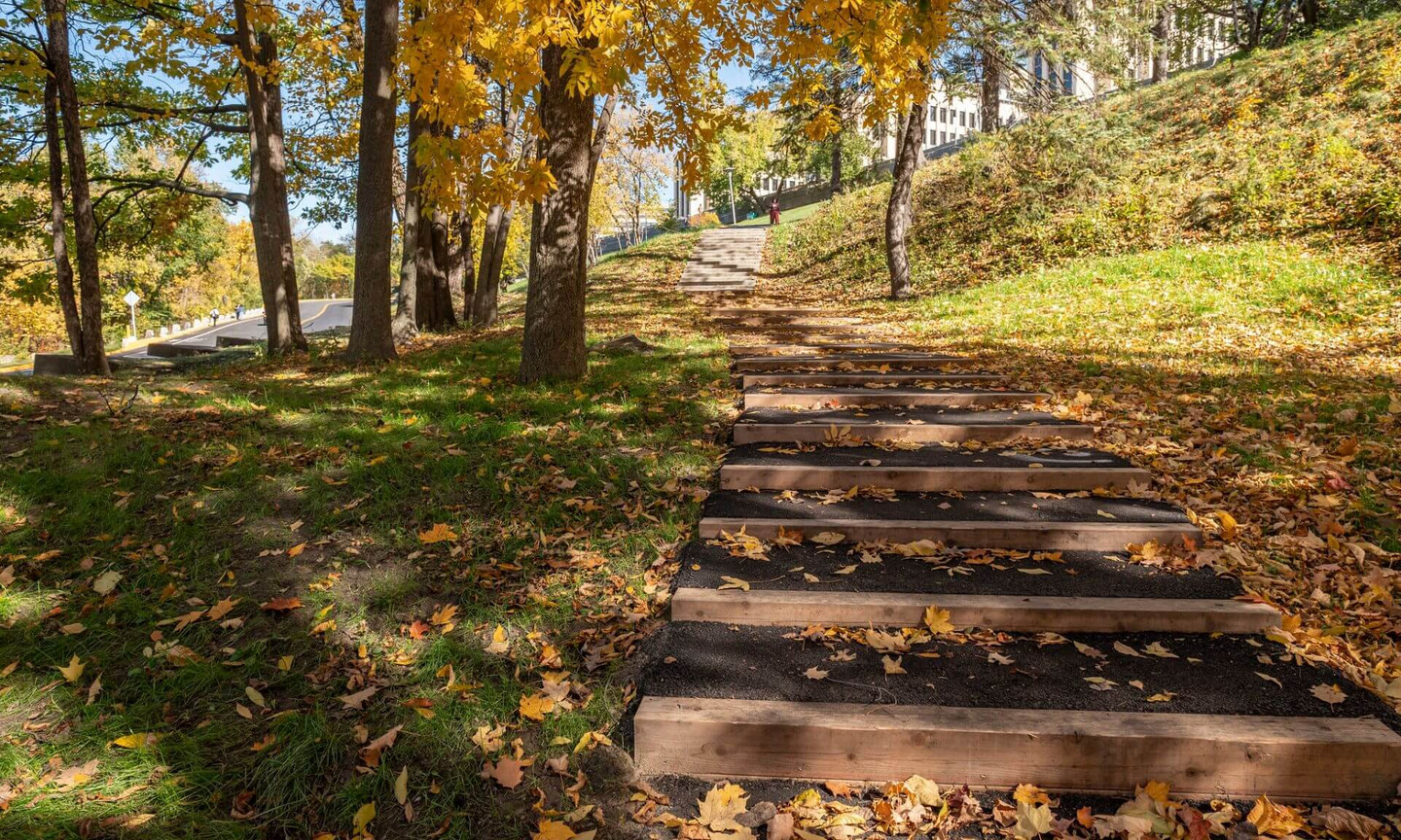 Les paliers du sentier ont été adoucis, pour une montée plus ergonomique vers le pavillon Roger-Gaudry.