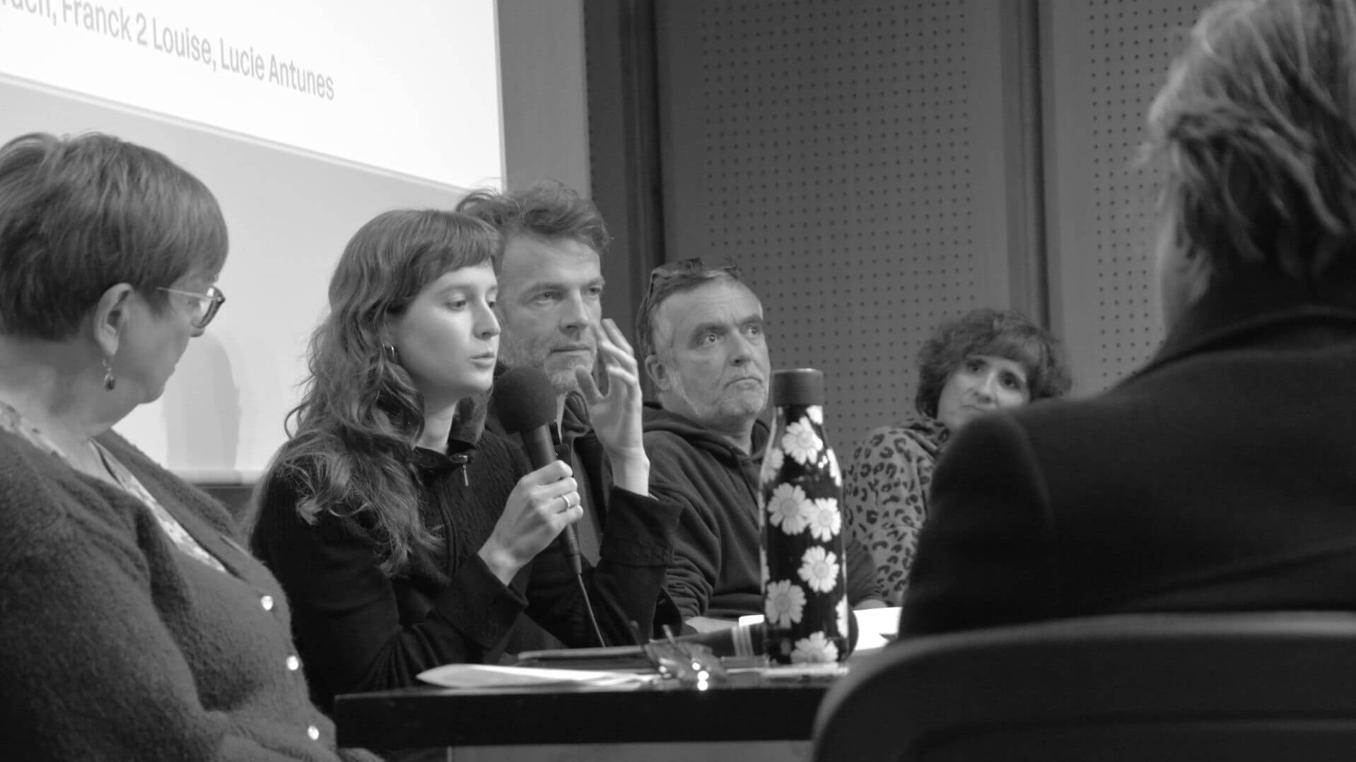 L'étudiante Laurène Smith prend la parole lors des Entretiens Jacques Cartier