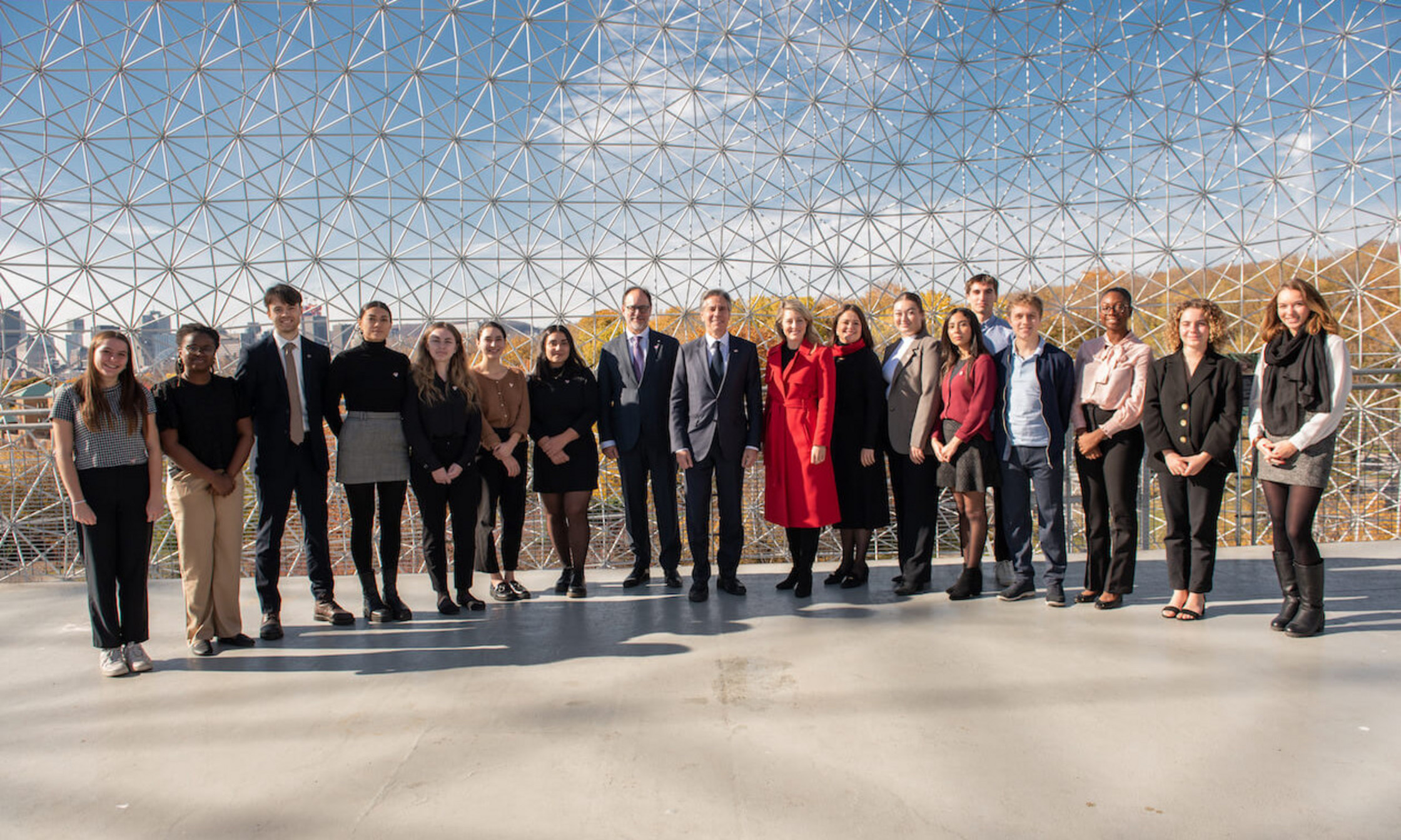 Daniel Jutras, recteur de l'Université de Montréal, le secrétaire d’État américain, Antony Blinken, la ministre des Affaires étrangères du Canada, Mélanie Joly, et Laurence Deschamps-Laporte, directrice scientifique du CÉRIUM, entourés de la quinzaine d’étudiantes et d’étudiants invités par le CÉRIUM qui ont pu assister à l'échange entre la ministre et le secrétaire d'État lors de leur passage à Montréal.