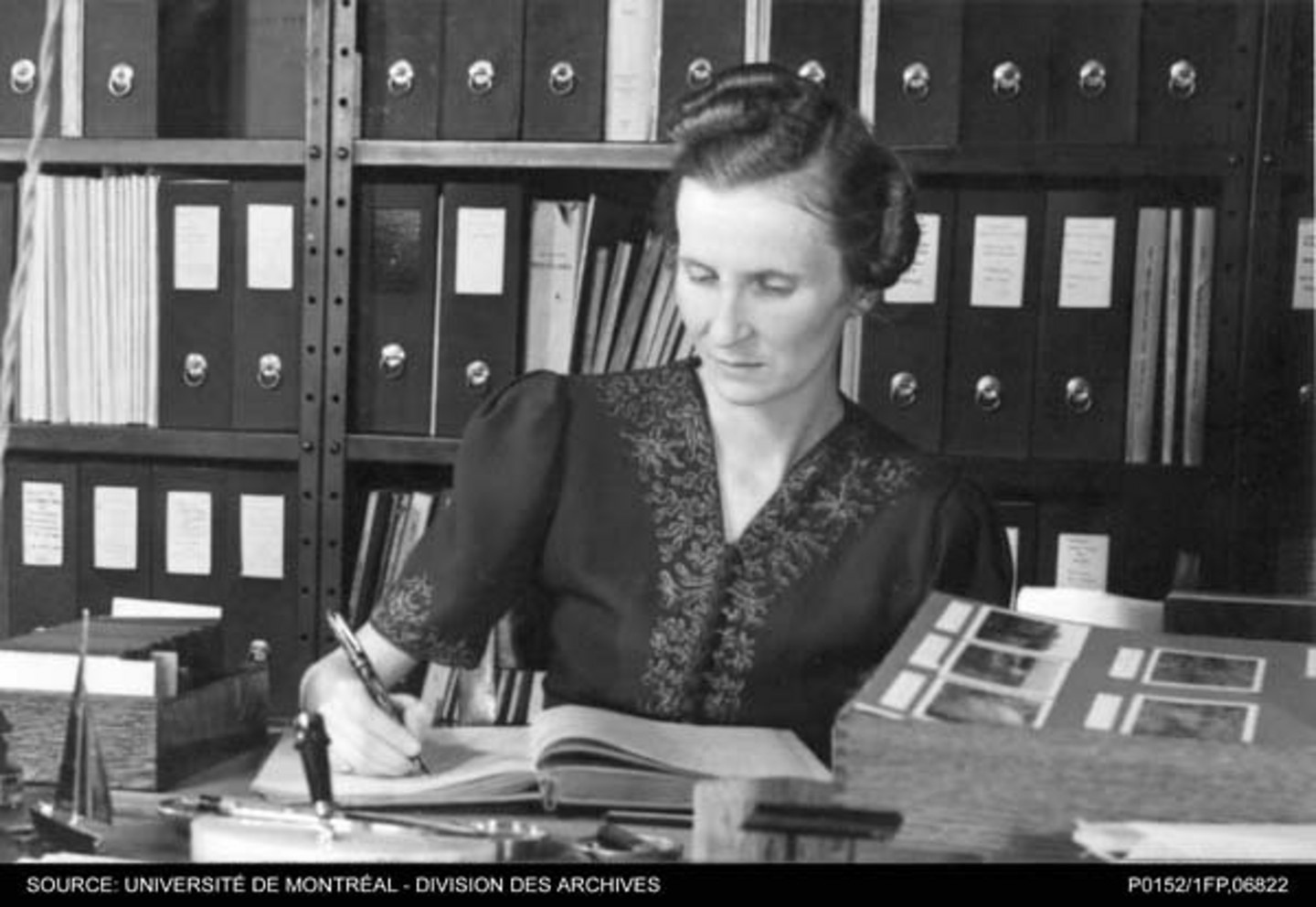 «Marcelle Gauvreau à l’Institut botanique», janvier 1939. Secrétaire personnelle de Conrad Kirouac, alias le frère Marie-Victorin, Mme Gauvreau fut la première francophone du Québec à obtenir une maîtrise en sciences naturelles cette année-là.