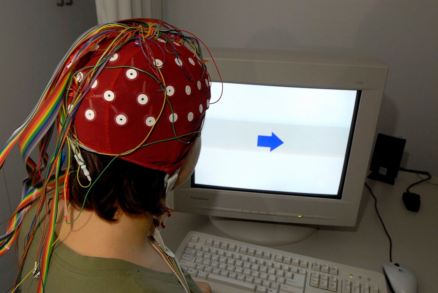 L'électroencéphalogramme a aussi permis de localiser les zones qui produisent les ondes thêta en lien avec la régulation émotionnelle, soit les régions frontales en jeu dans le contrôle cognitif.